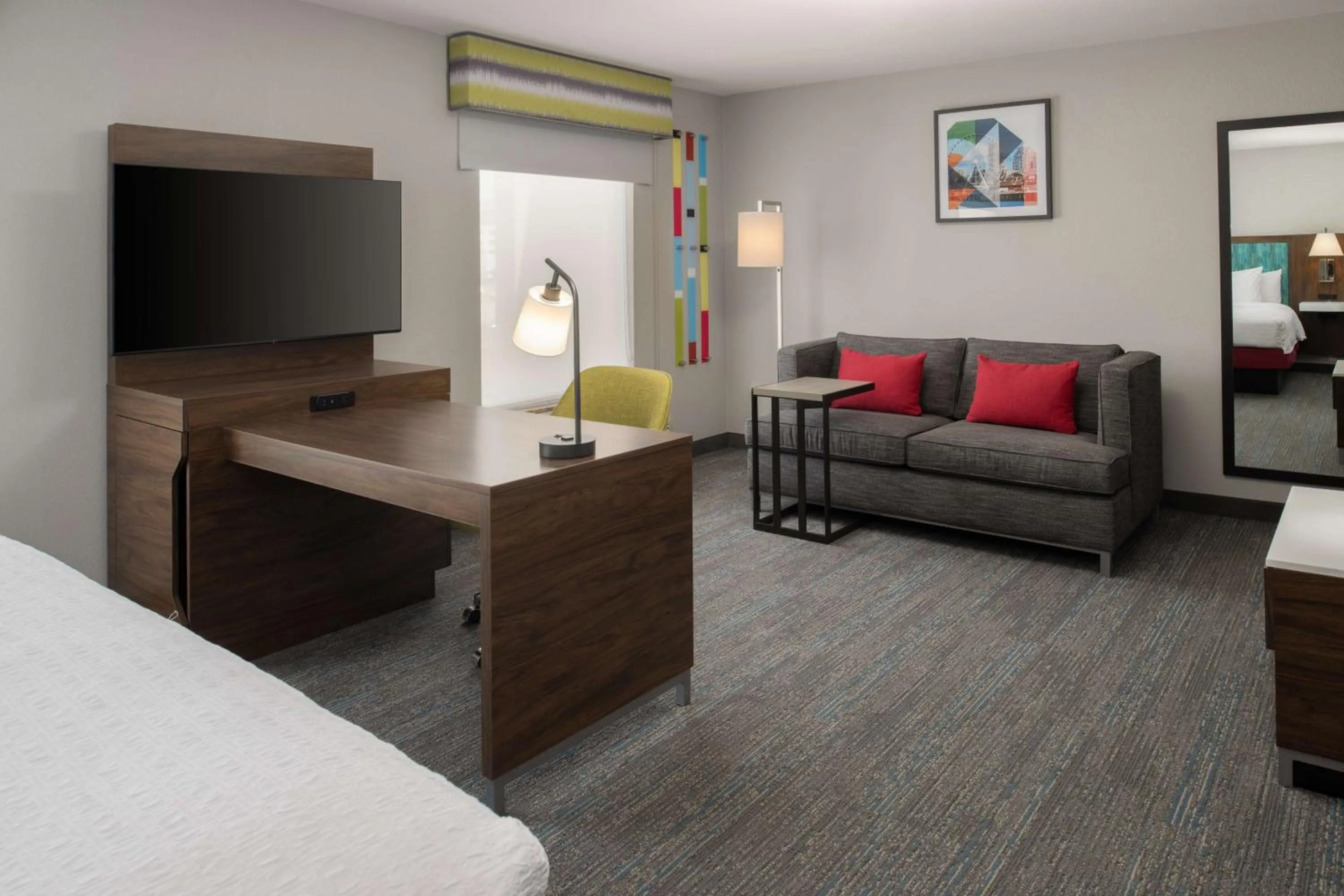 Bedroom, Bed in Hampton Inn and Suites Seattle - Airport / 28th Avenue