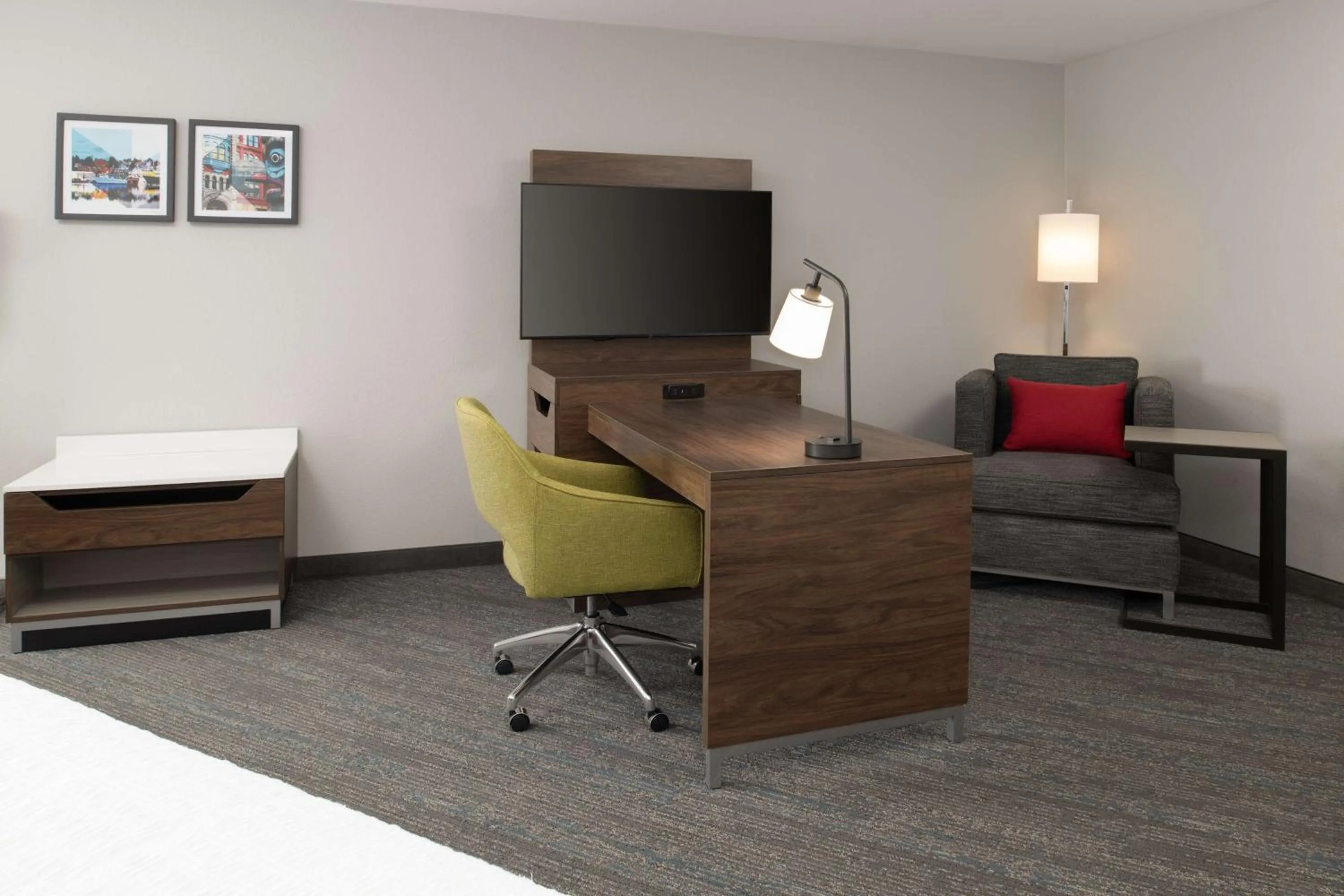 Bedroom in Hampton Inn and Suites Seattle - Airport / 28th Avenue