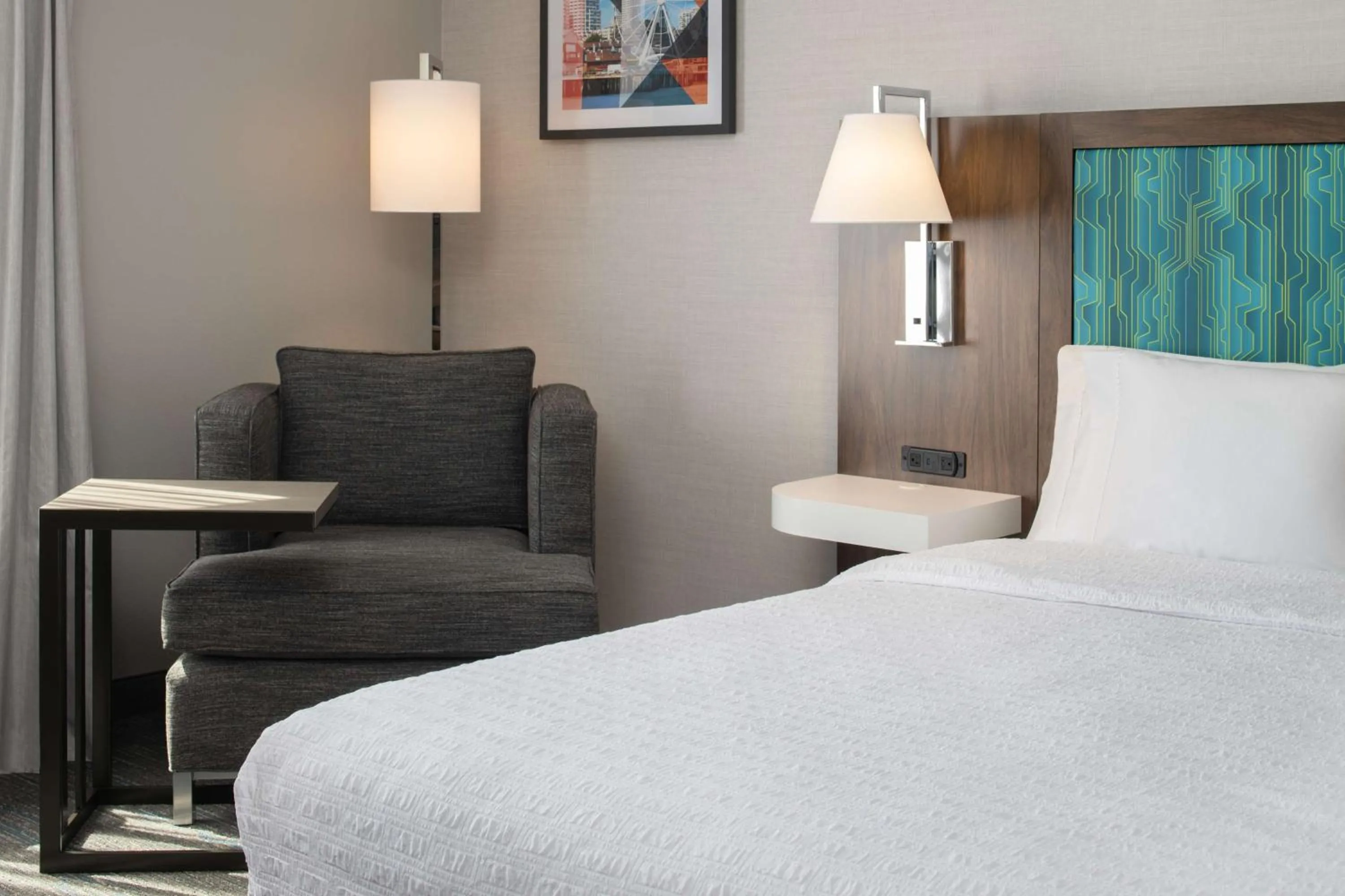 Bed in Hampton Inn and Suites Seattle - Airport / 28th Avenue