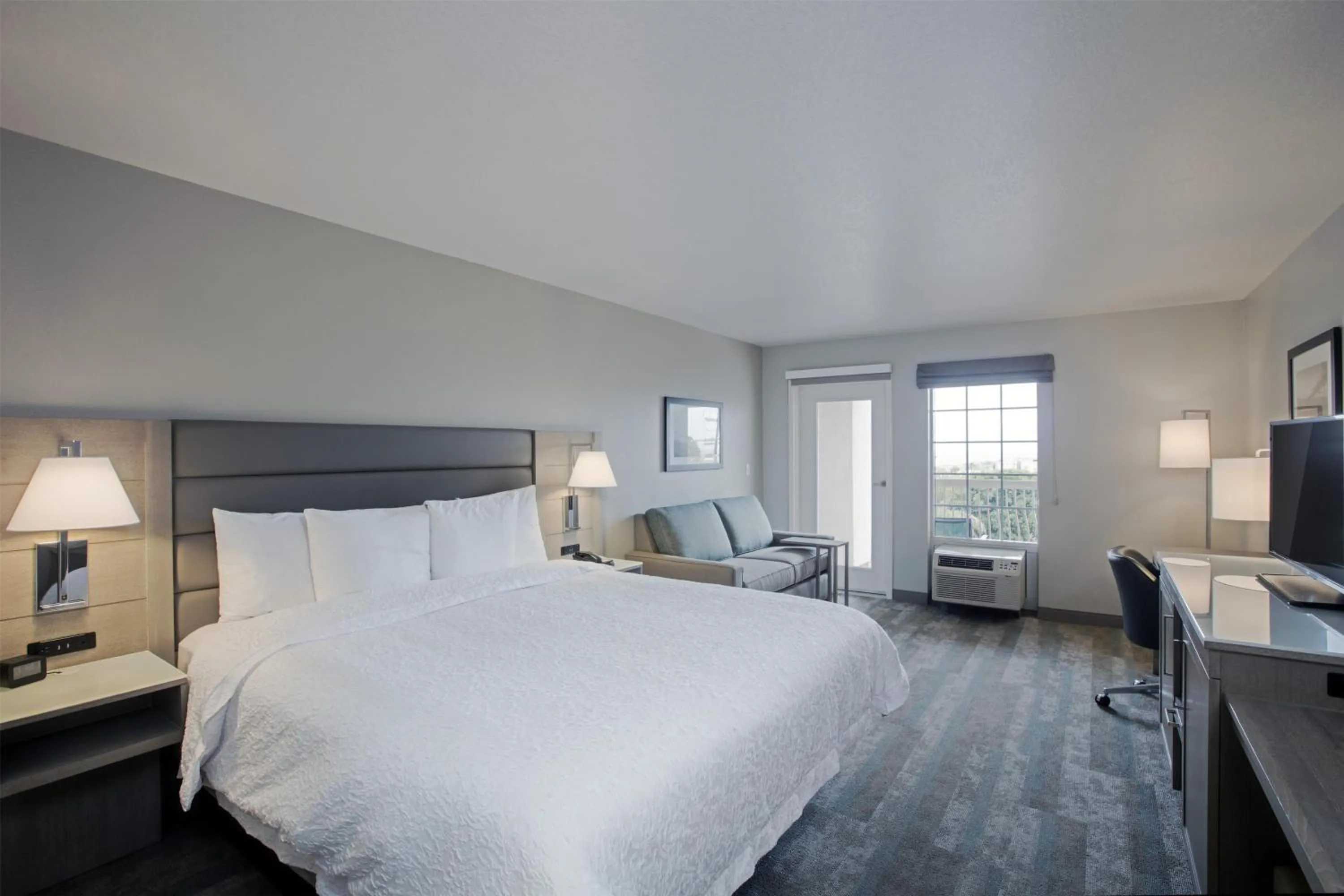 Living room, Bed in Hampton Inn & Suites Hermosa Beach