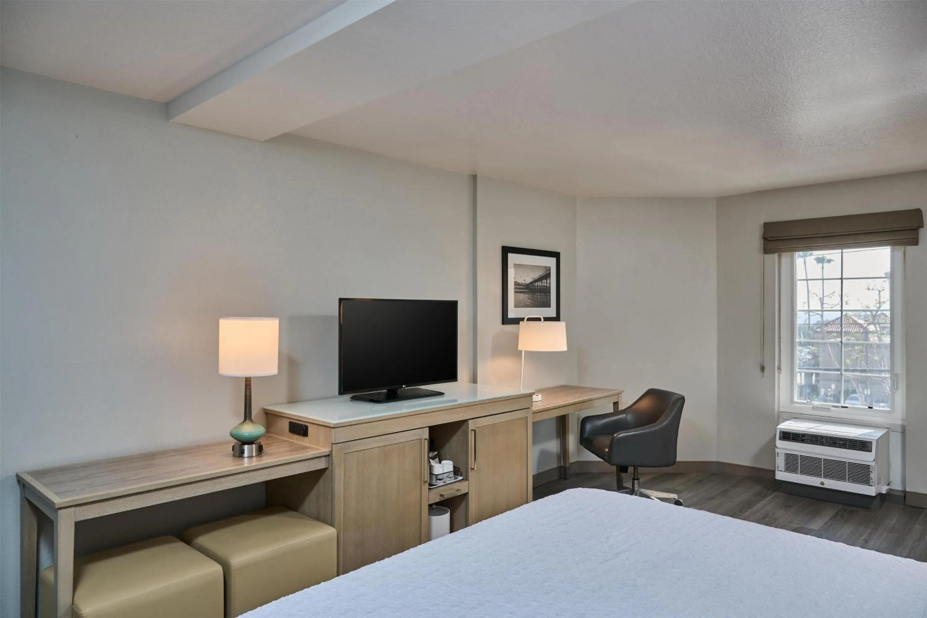 Bedroom, Bed in Hampton Inn & Suites Hermosa Beach