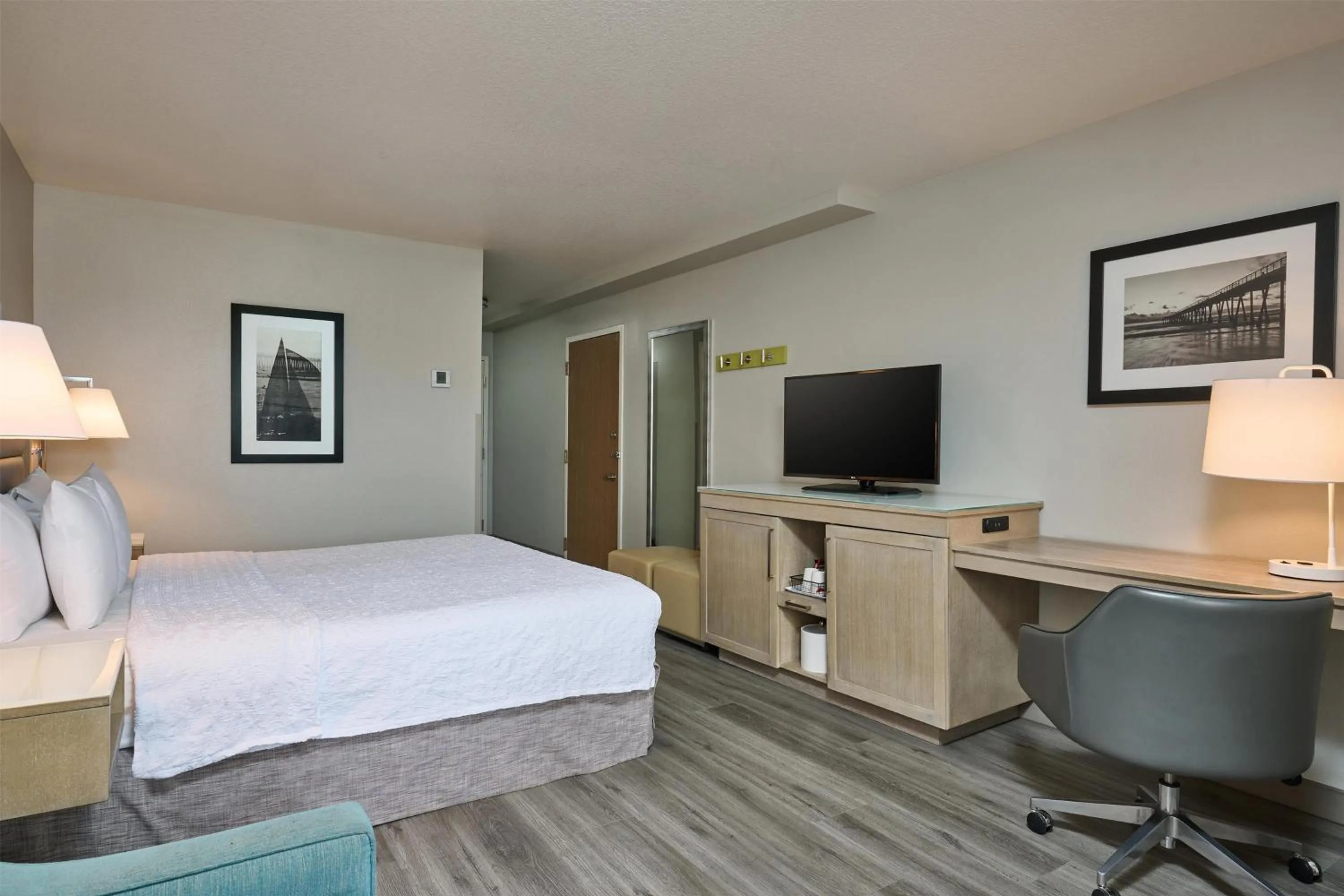 Bedroom, Bed in Hampton Inn & Suites Hermosa Beach