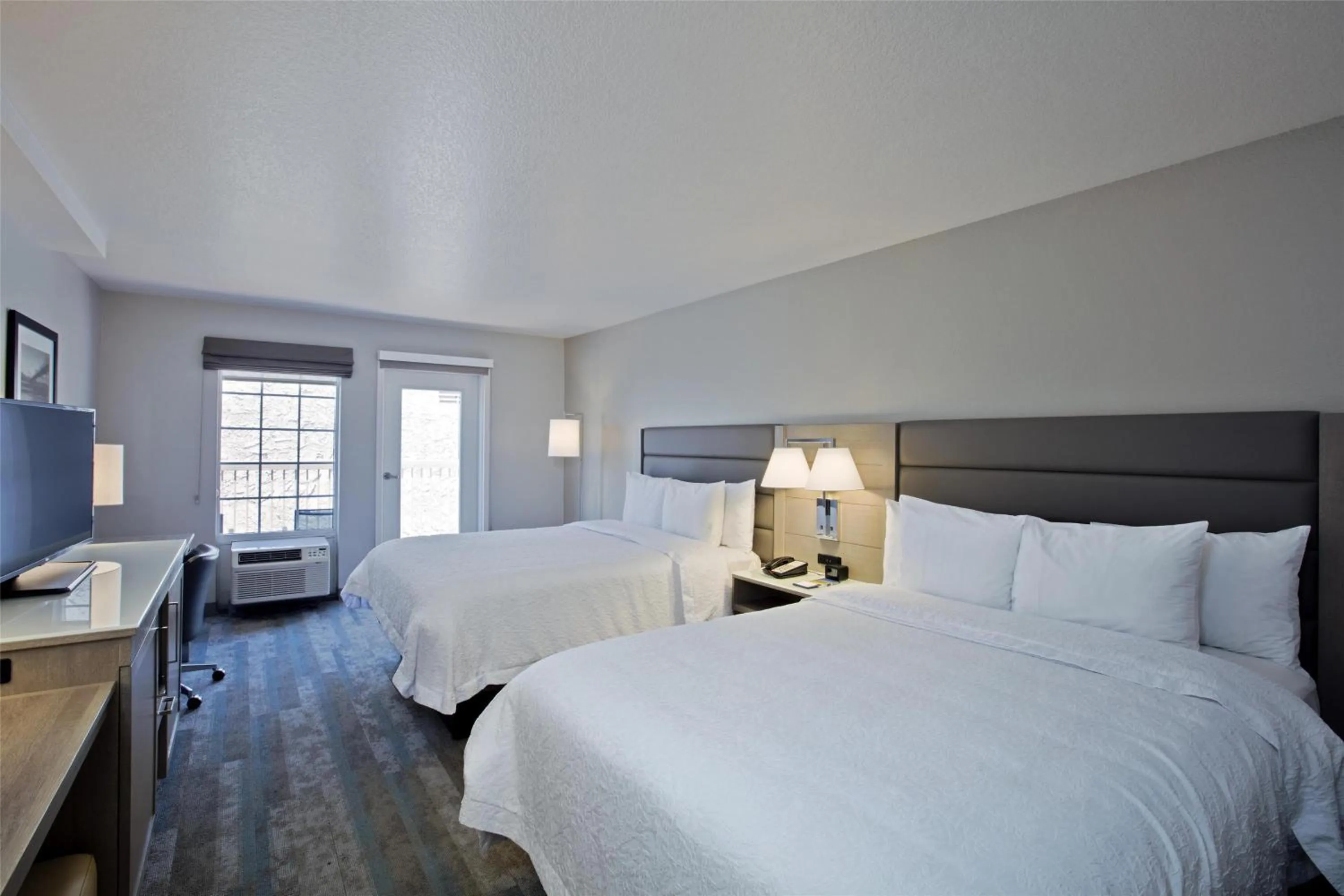 Bed in Hampton Inn & Suites Hermosa Beach