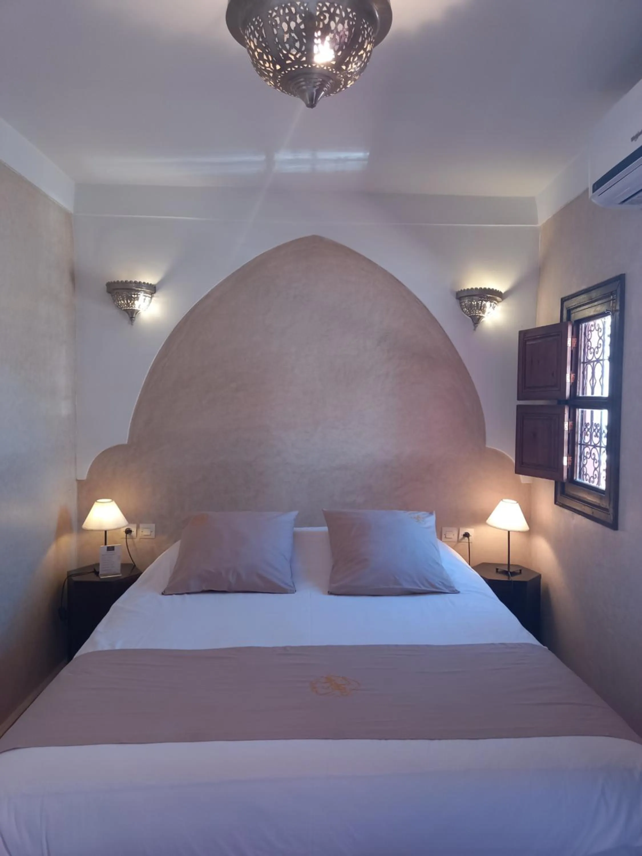 Shower, Bed in Riad CHERRATA