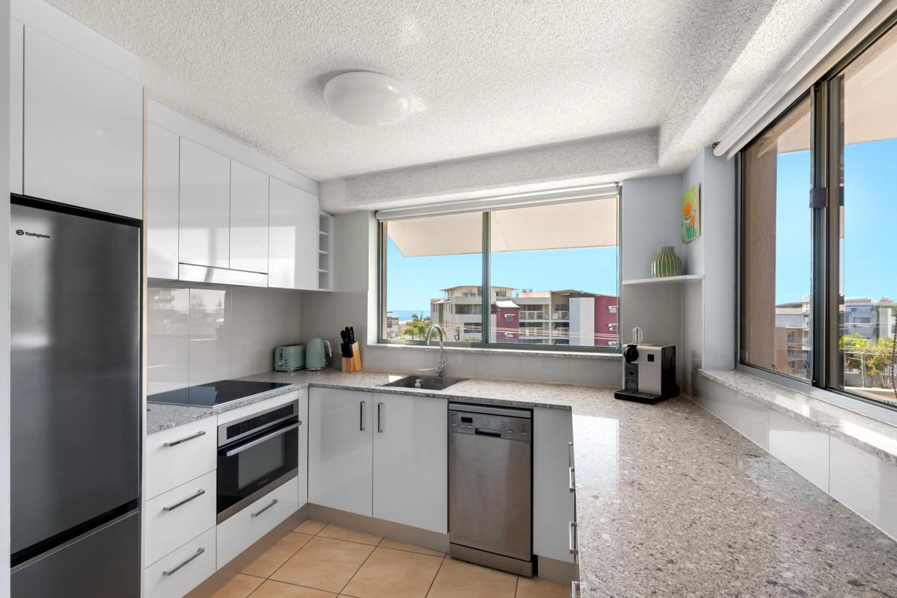 Kitchen or kitchenette in Kings Bay Apartments