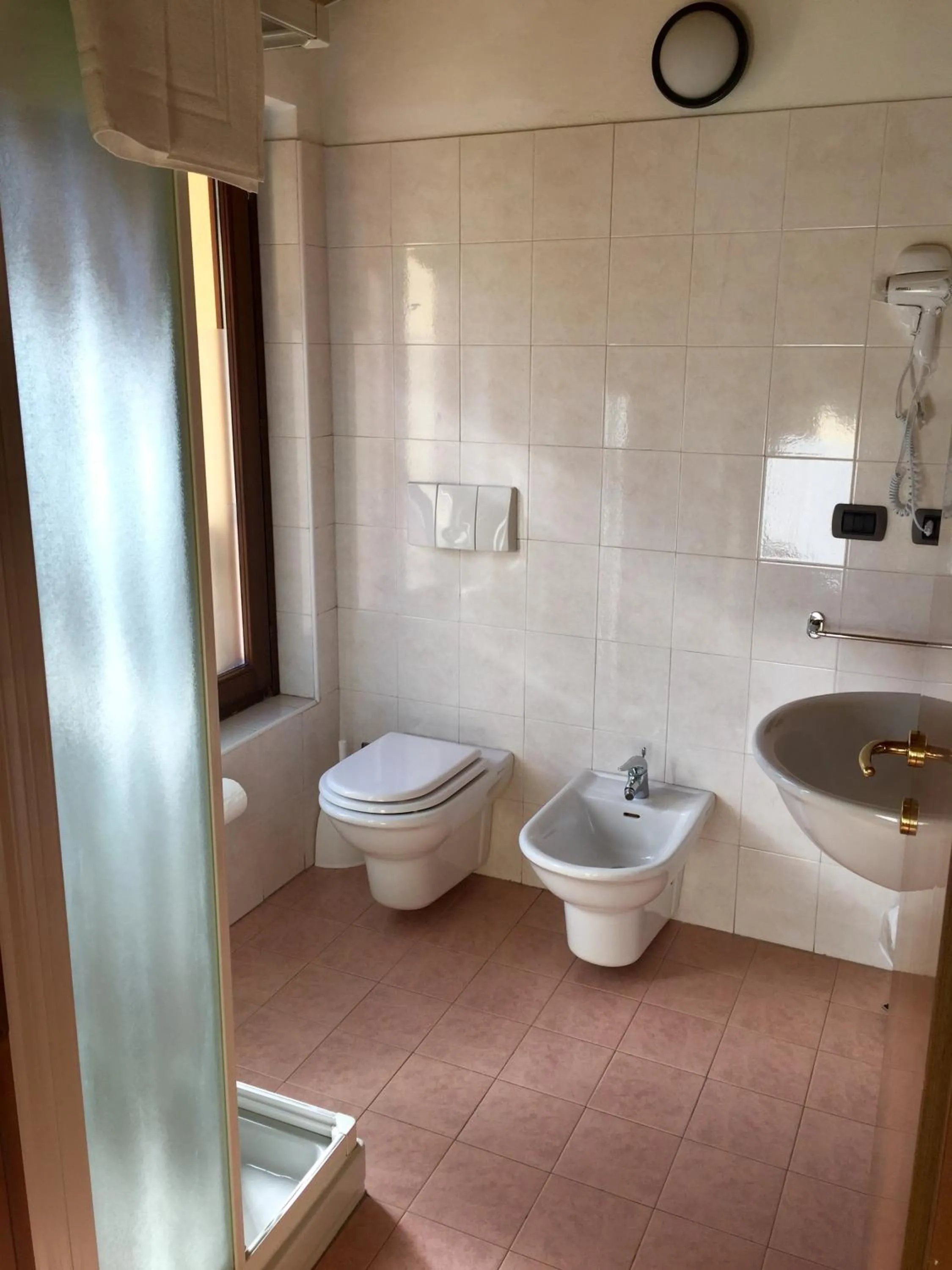 Bathroom in Ostello Brembo