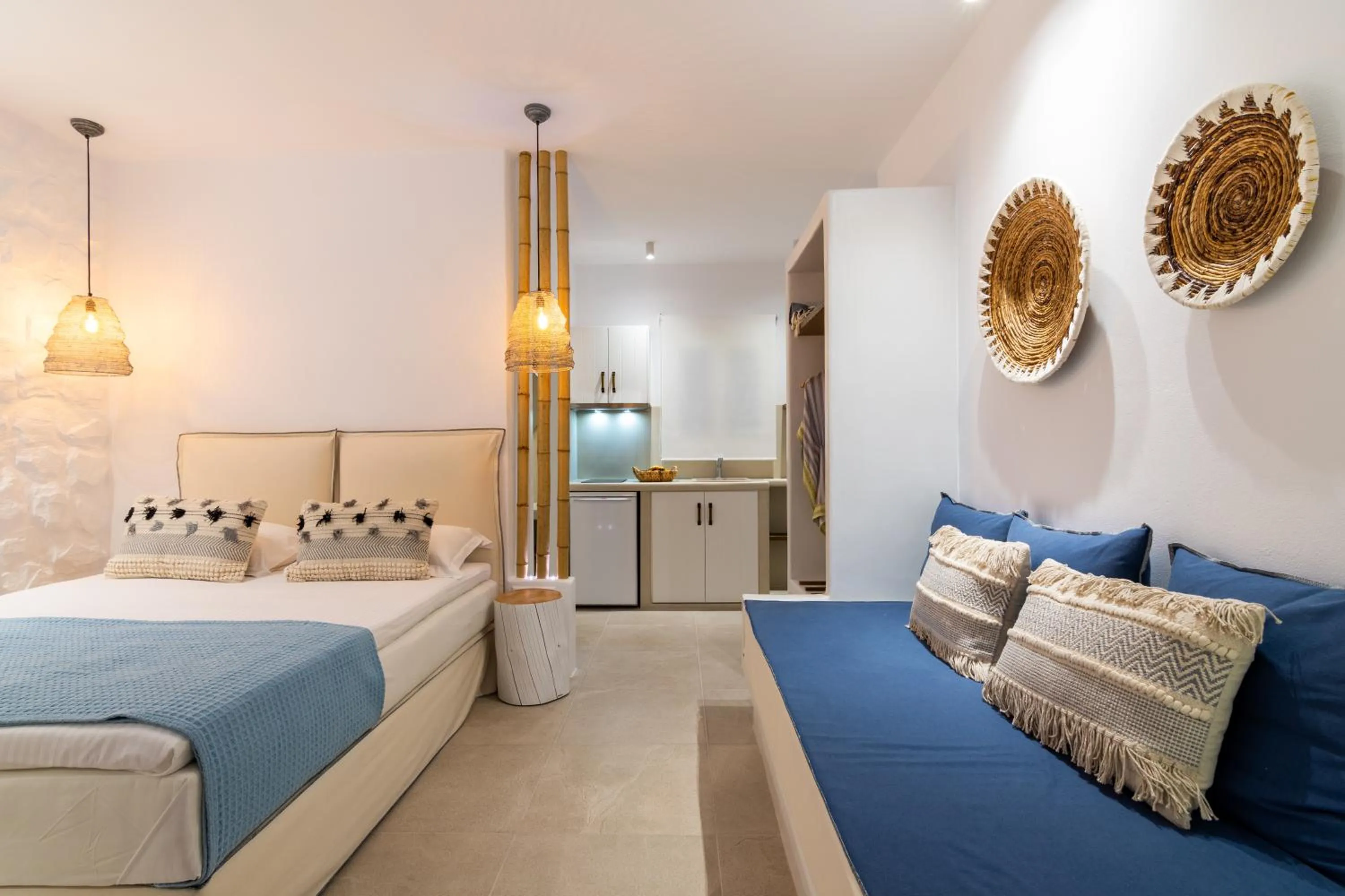 Photo of the whole room, Bed in Dolphin Kastraki Studios