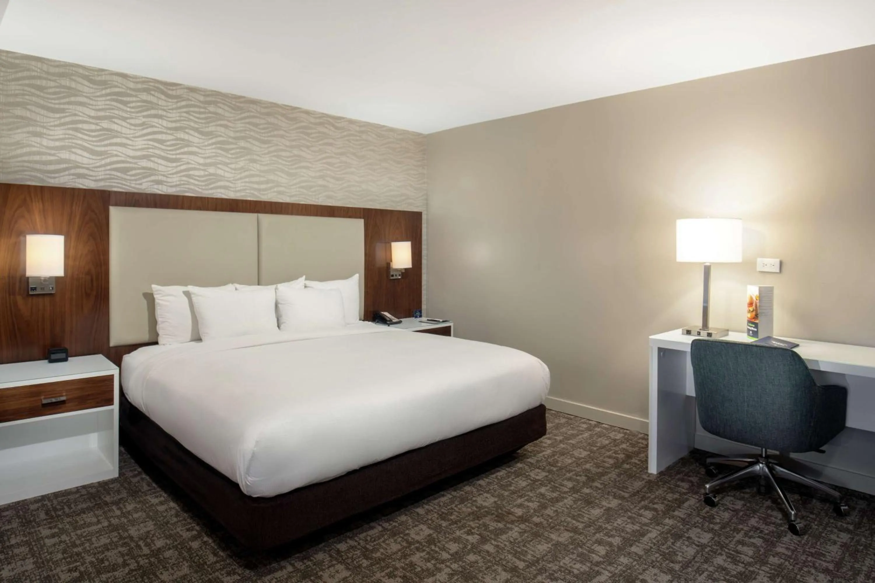 Bedroom, Bed in DoubleTree by Hilton Monrovia - Pasadena Area