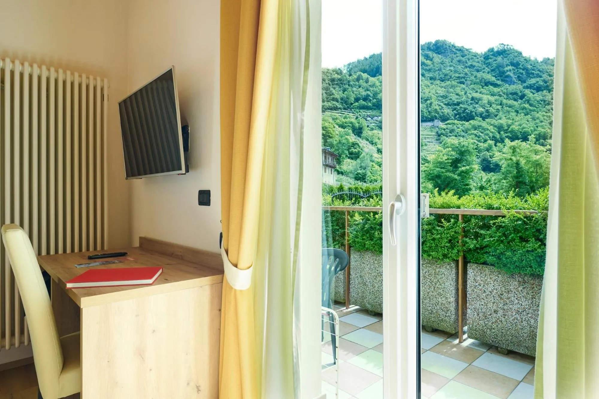 TV and multimedia in Residence Hotel Miralago