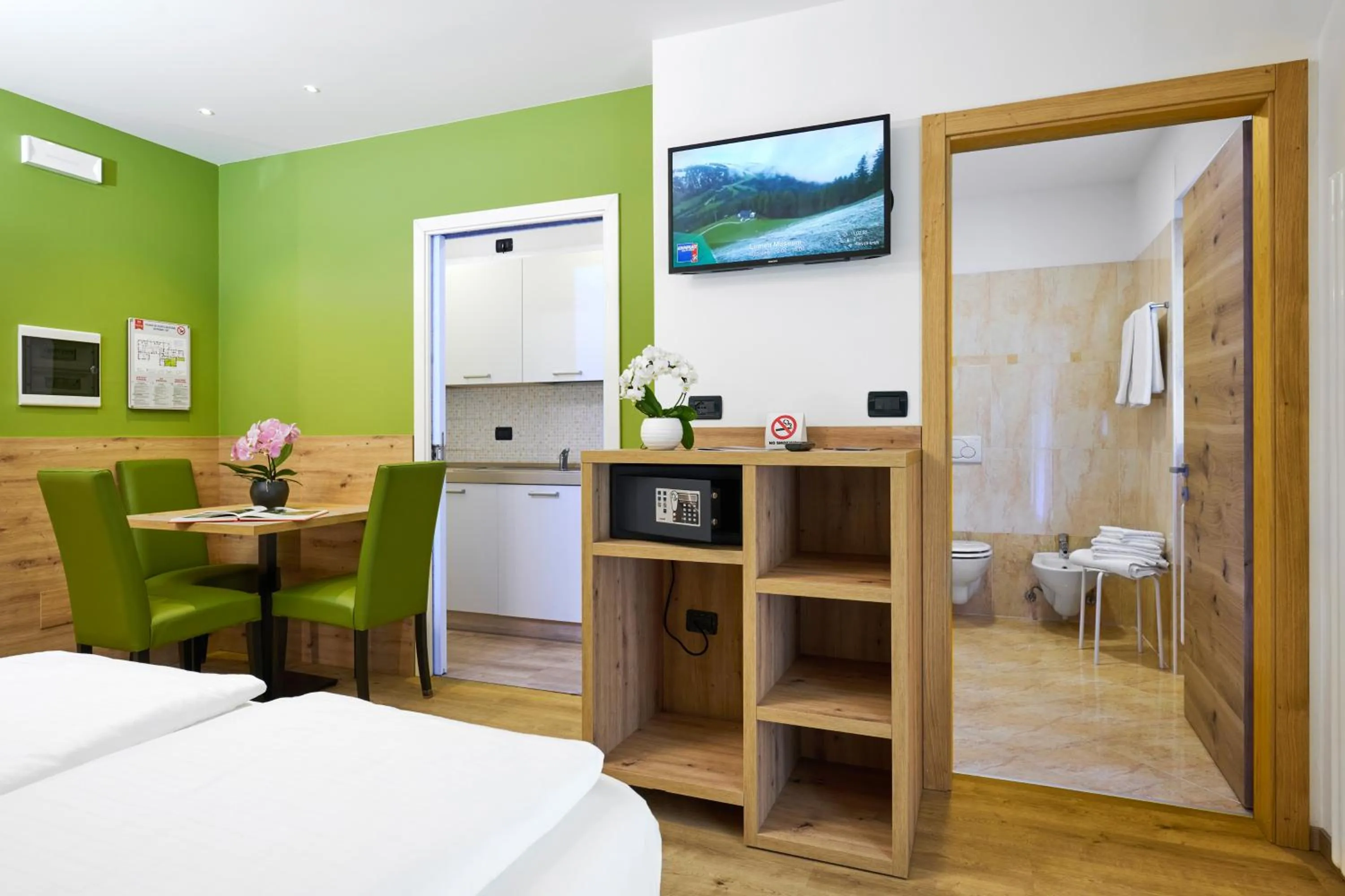 Kitchen or kitchenette, Bed in Residence Hotel Miralago