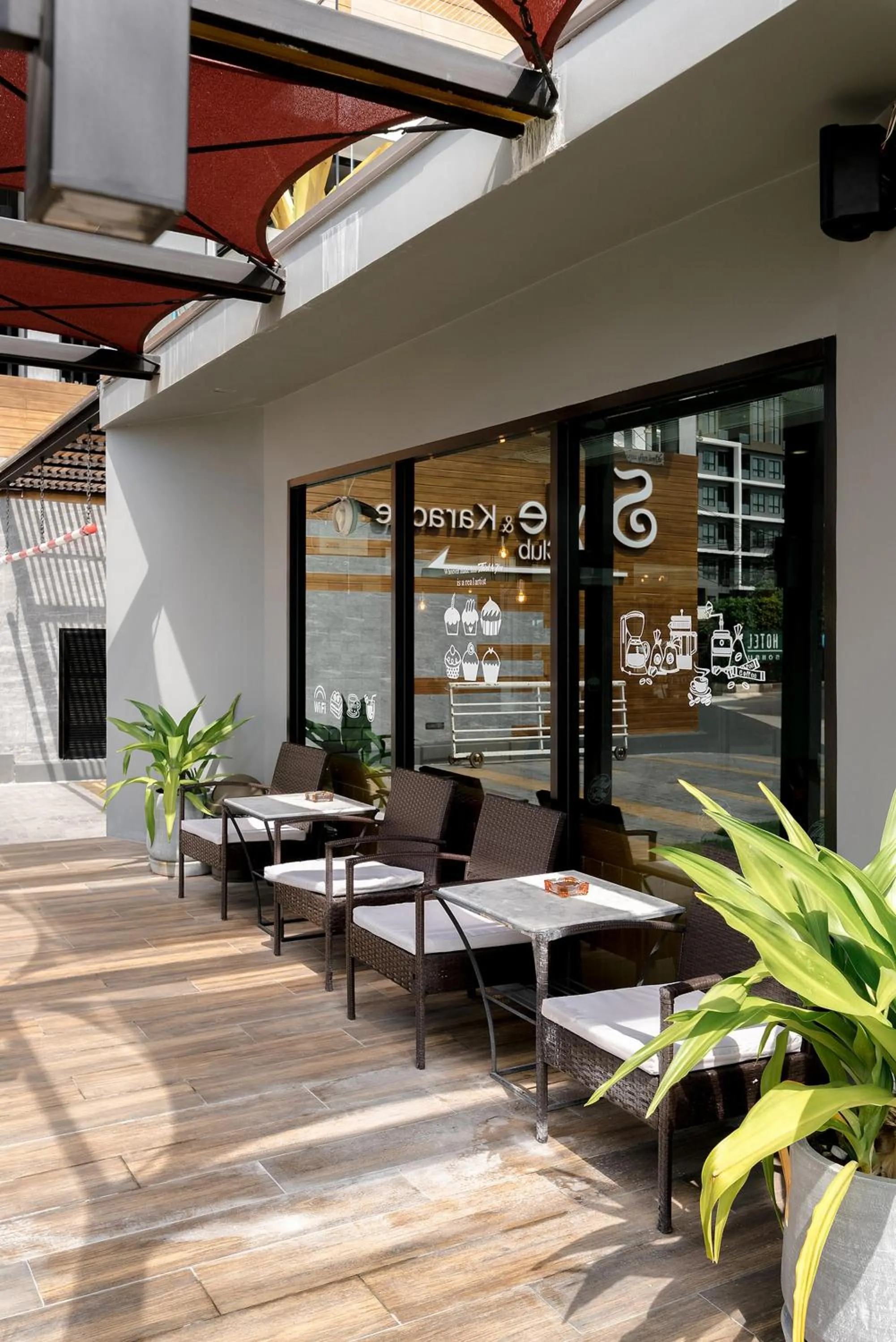 Drinks in Hin Nam Sai Suay