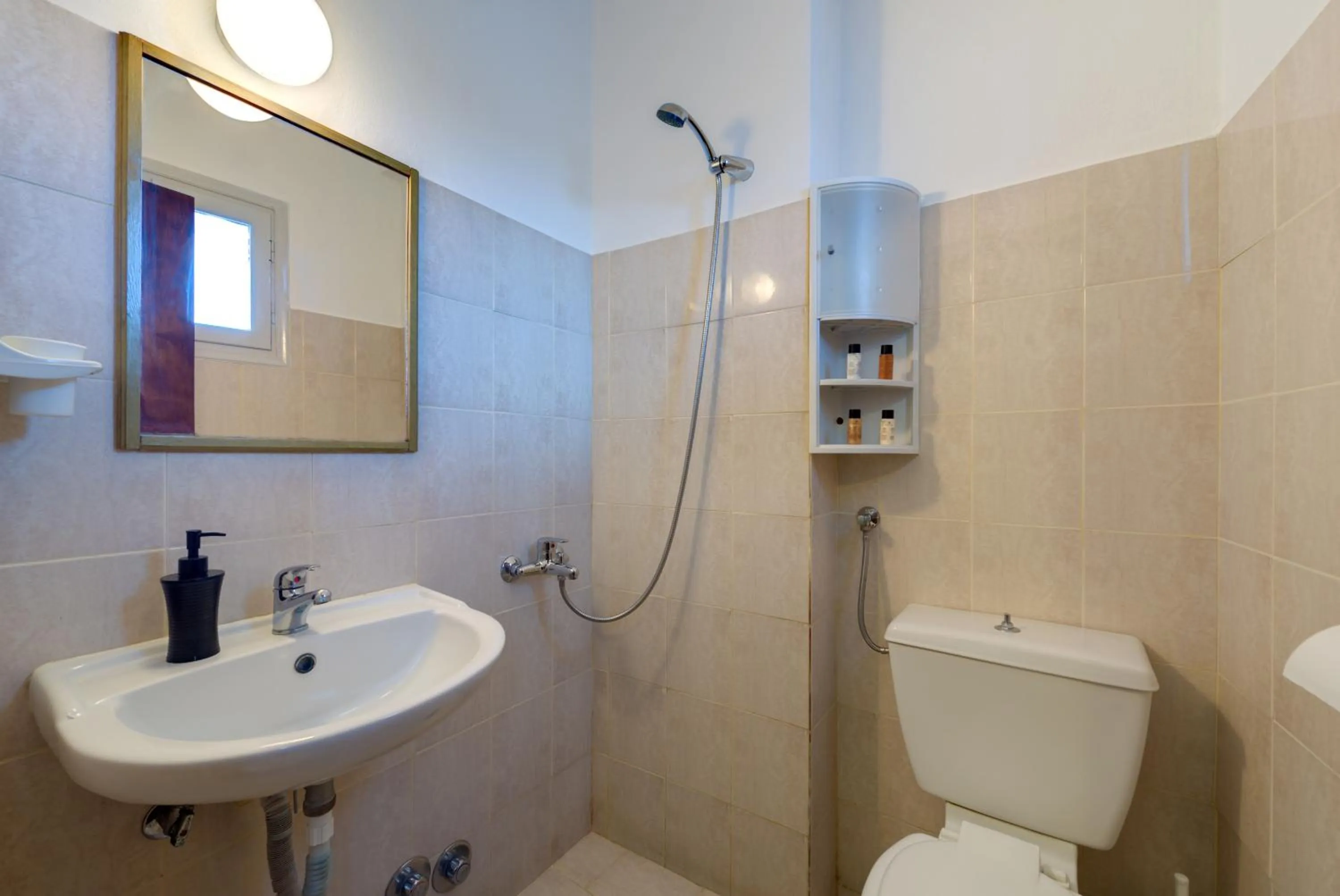 Shower in Onar Rooms & Studios