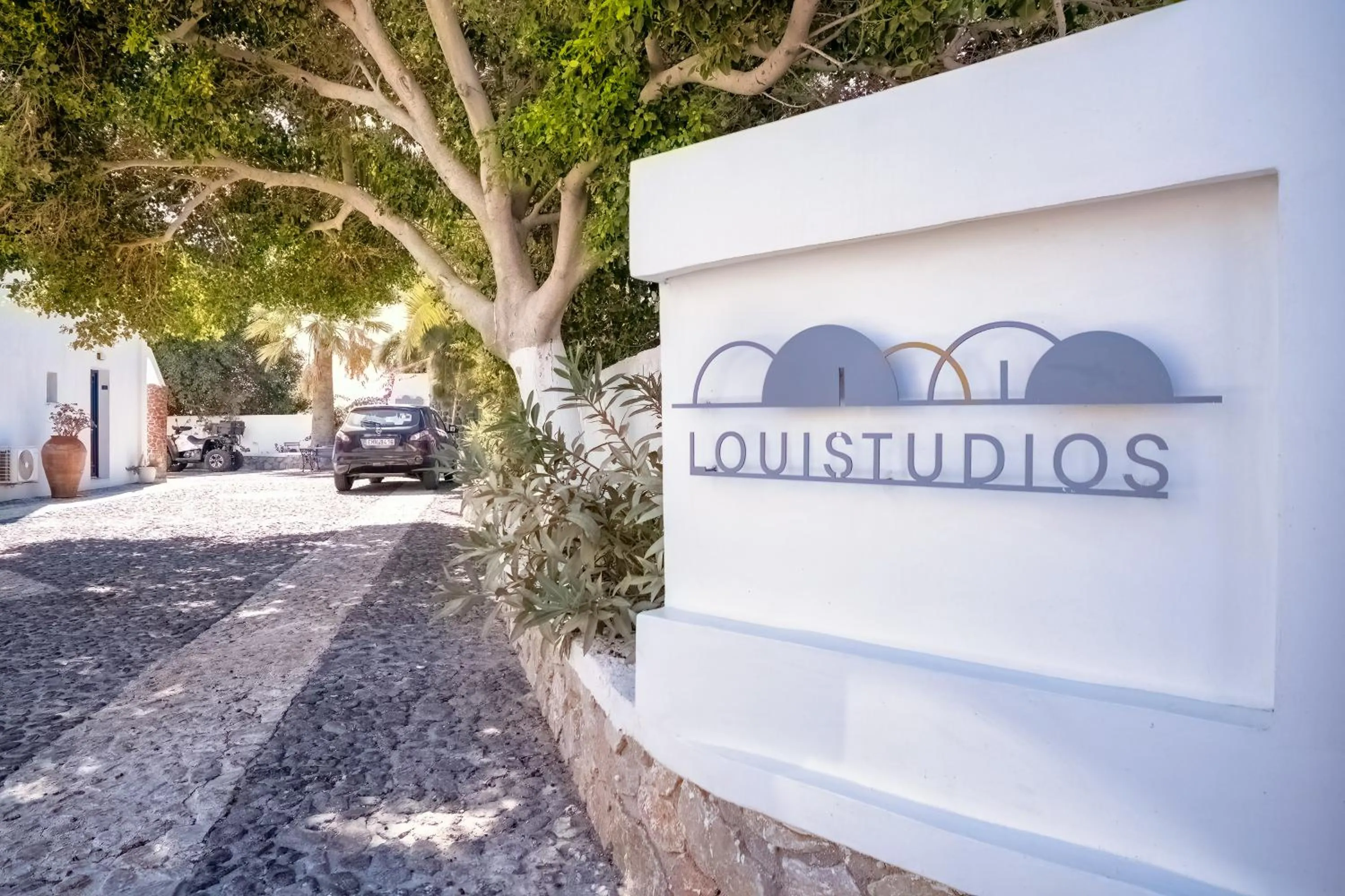 Facade/entrance in Louis Studios Santorini
