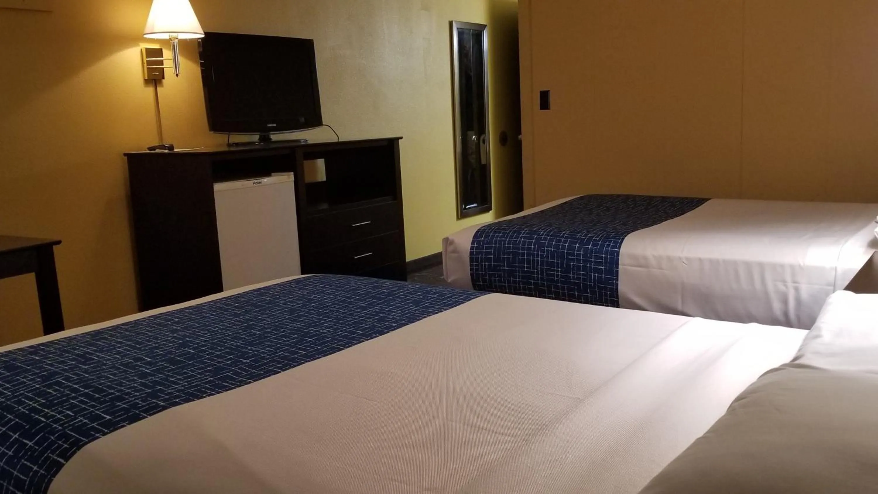 Bed in Alexander House Motel