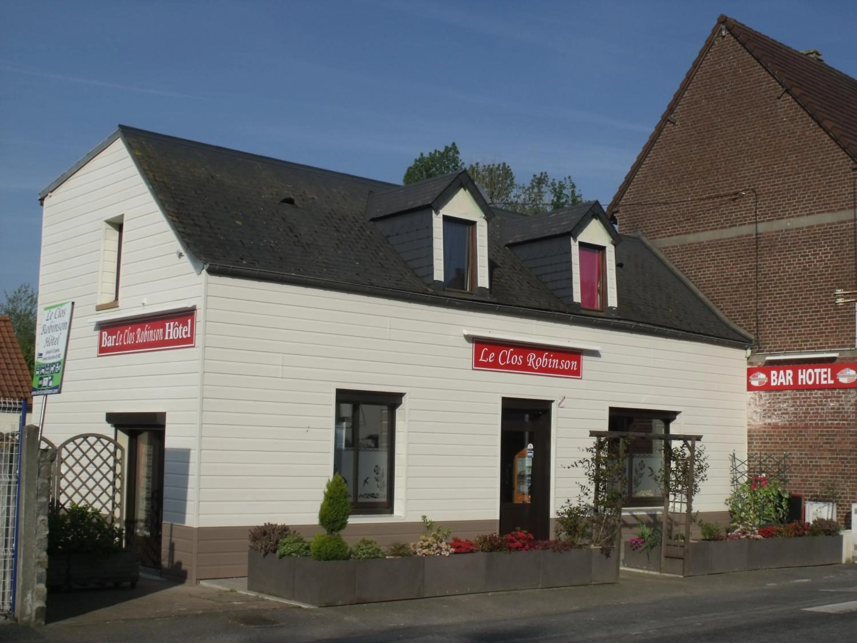 Facade/entrance in Le Clos Robinson