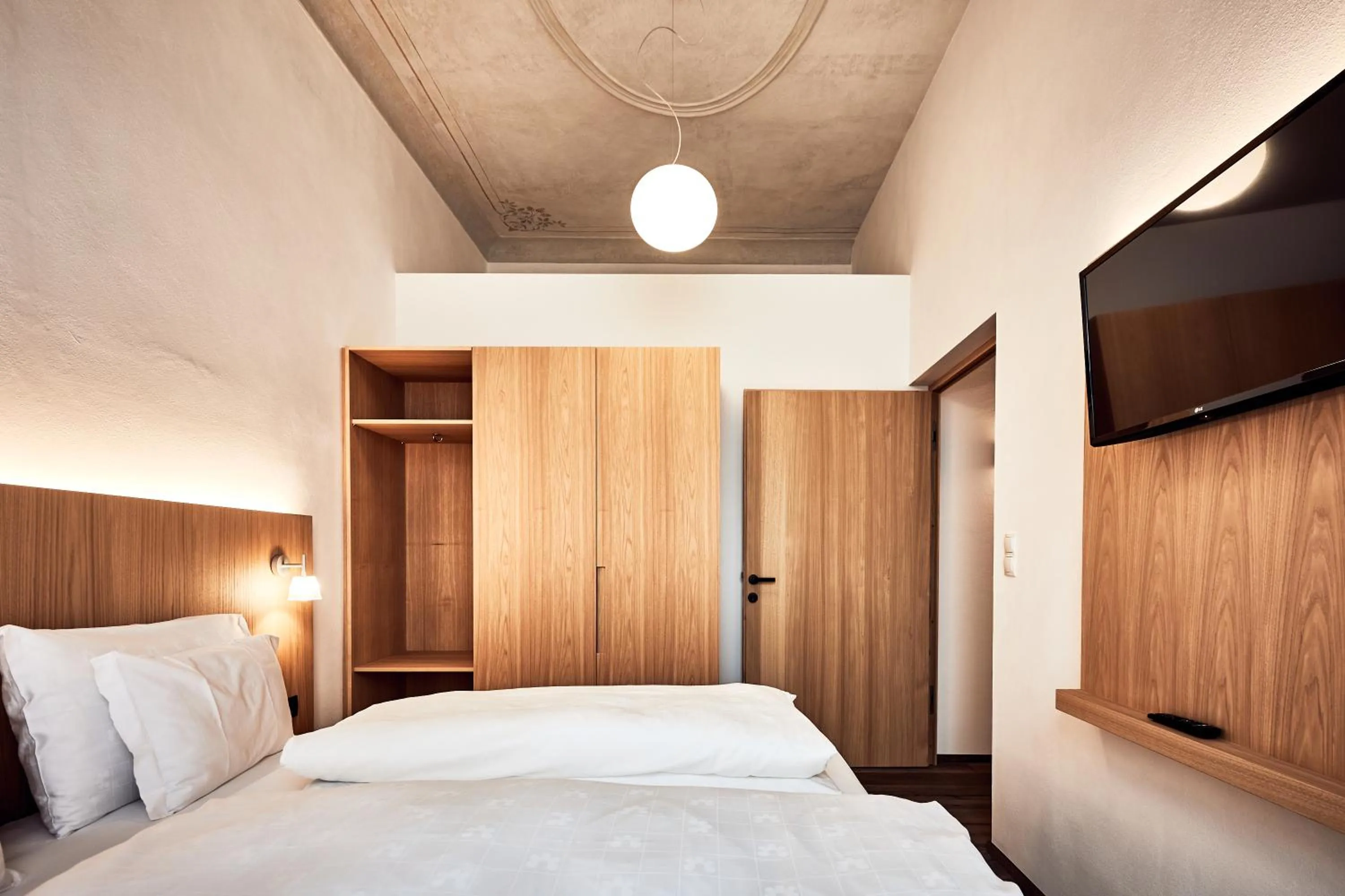 Spring, Bed in Hotel Walther v.d. Vogelweide Superior