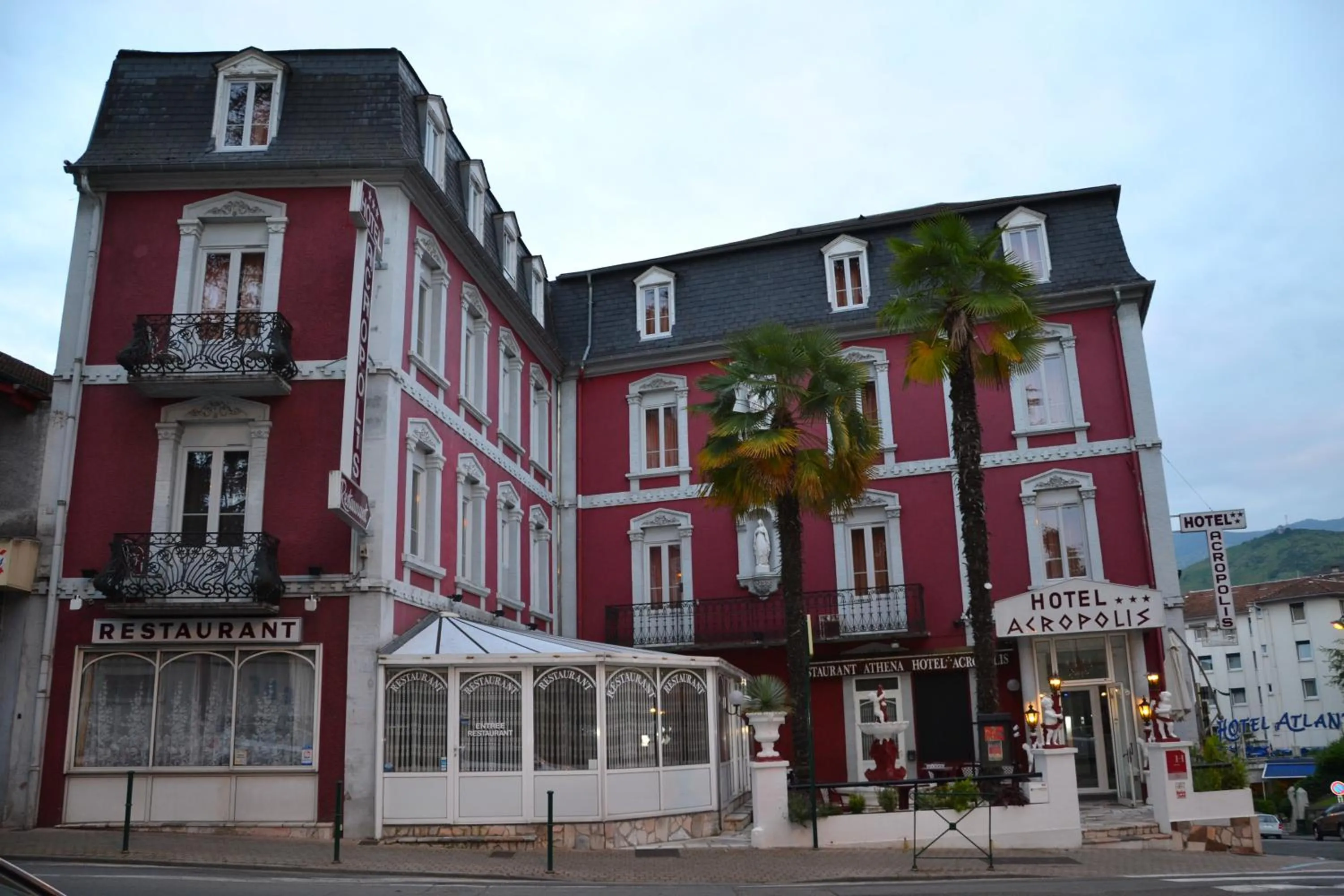 Property building in Hôtel Acropolis - Lourdes