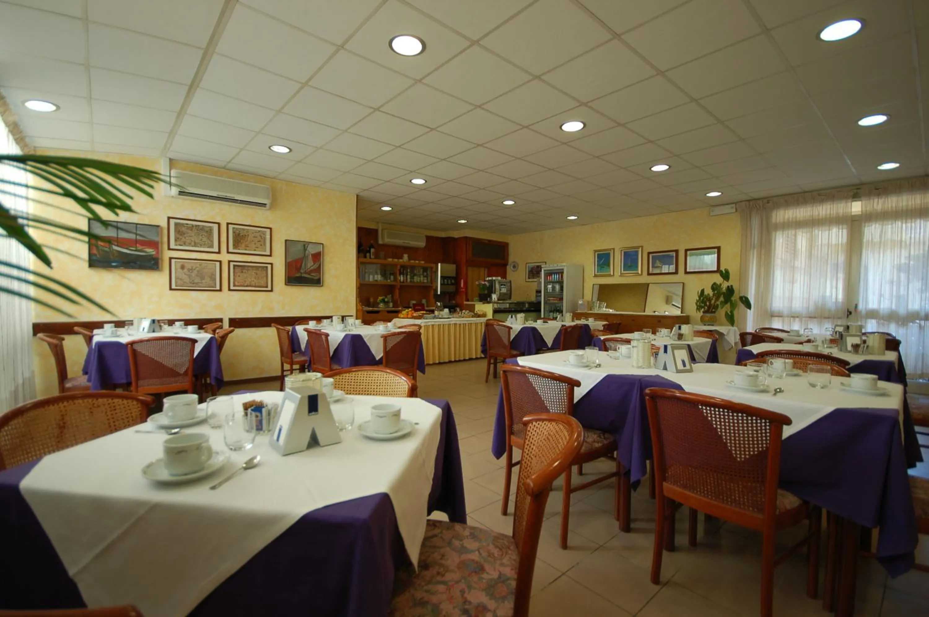 Restaurant/places to eat in Hotel Ely