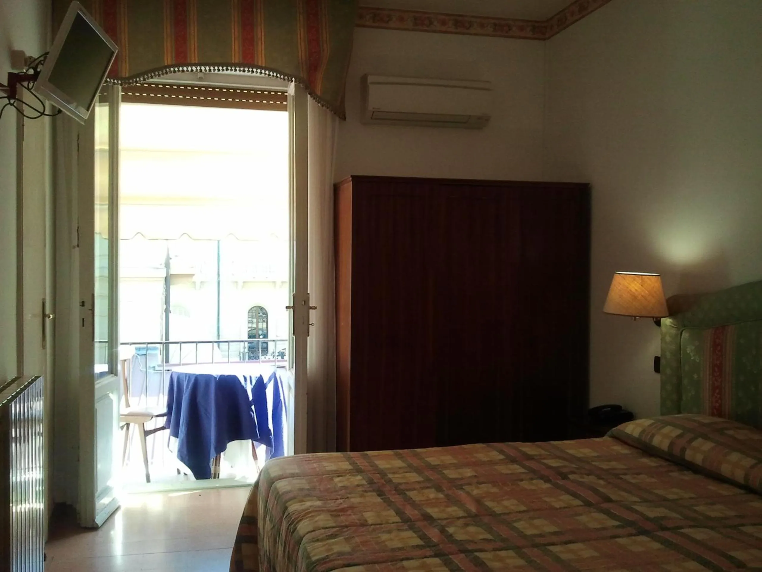 Balcony/Terrace, Bed in Hotel Ely