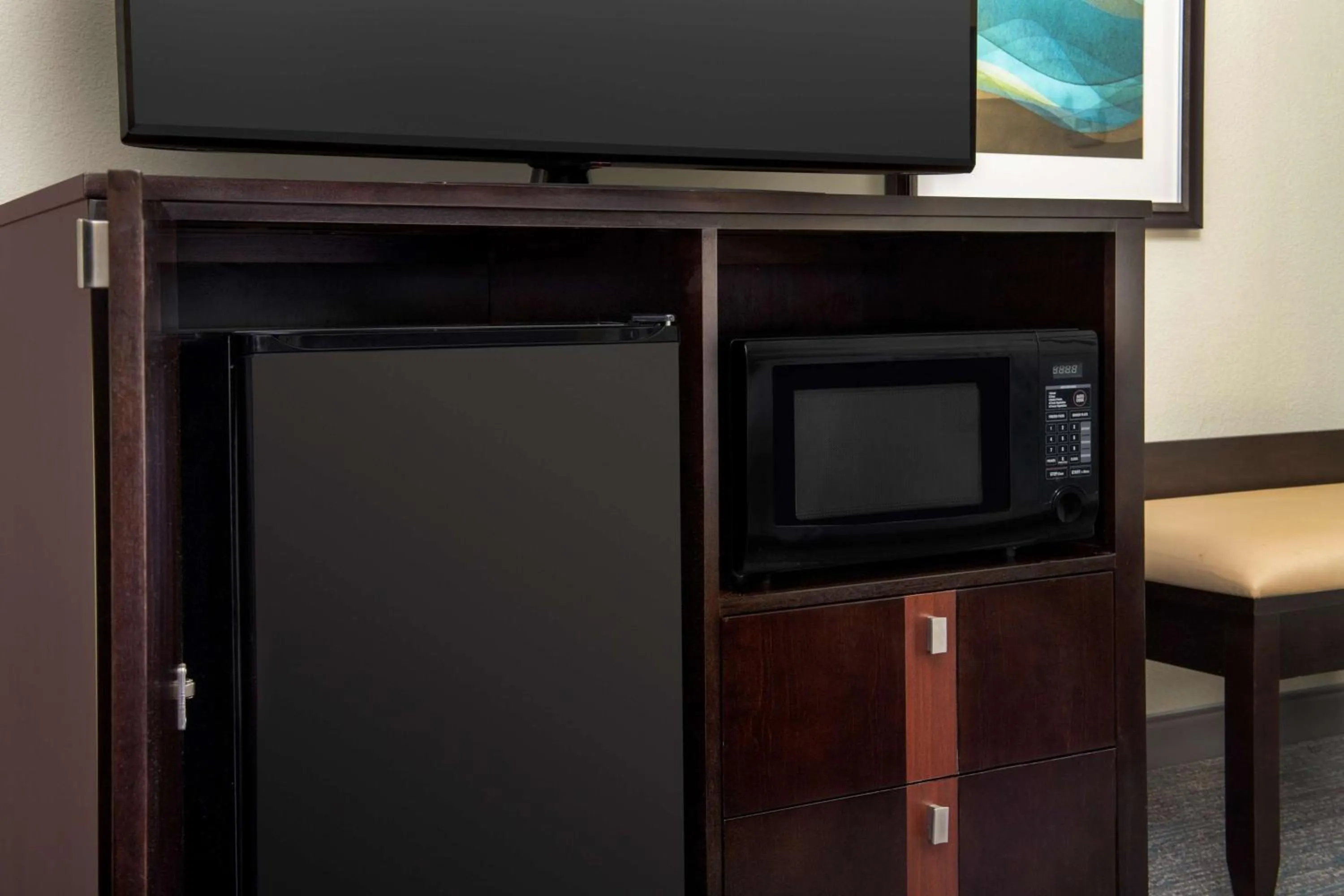 Bedroom in Hampton Inn & Suites Alpharetta-Windward