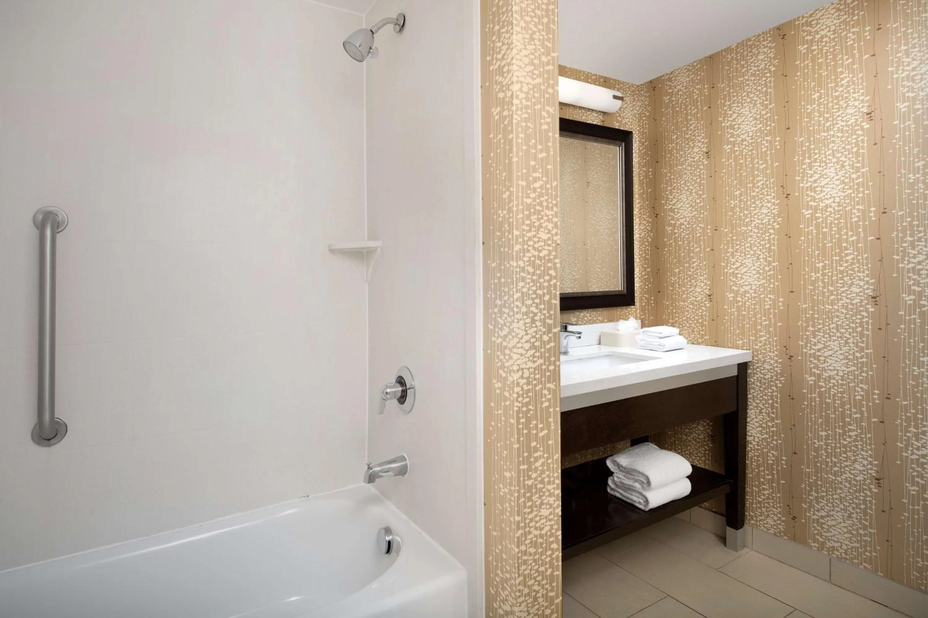 Bathroom, Bed in Hampton Inn & Suites Alpharetta-Windward