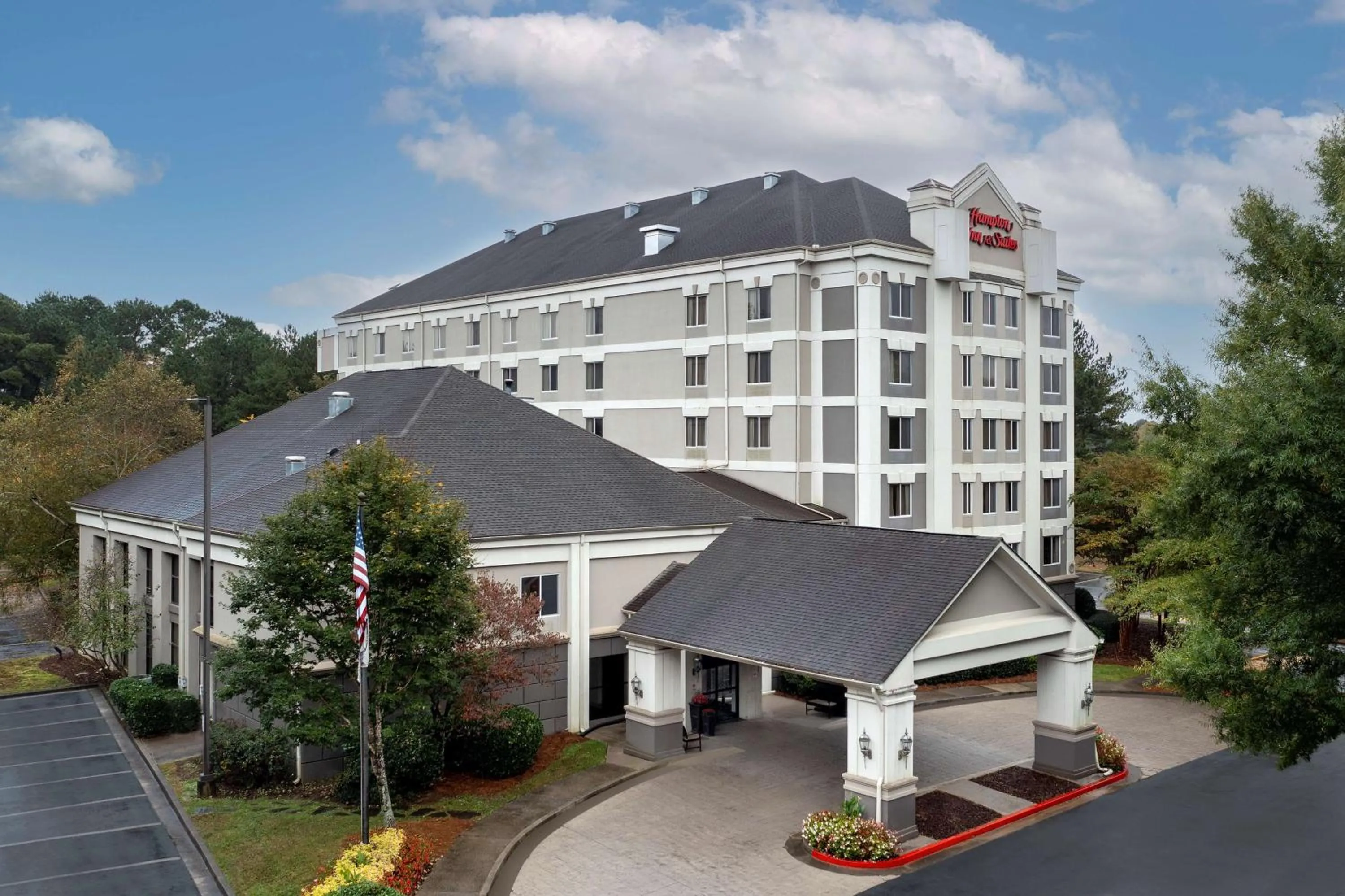 Property building in Hampton Inn & Suites Alpharetta-Windward