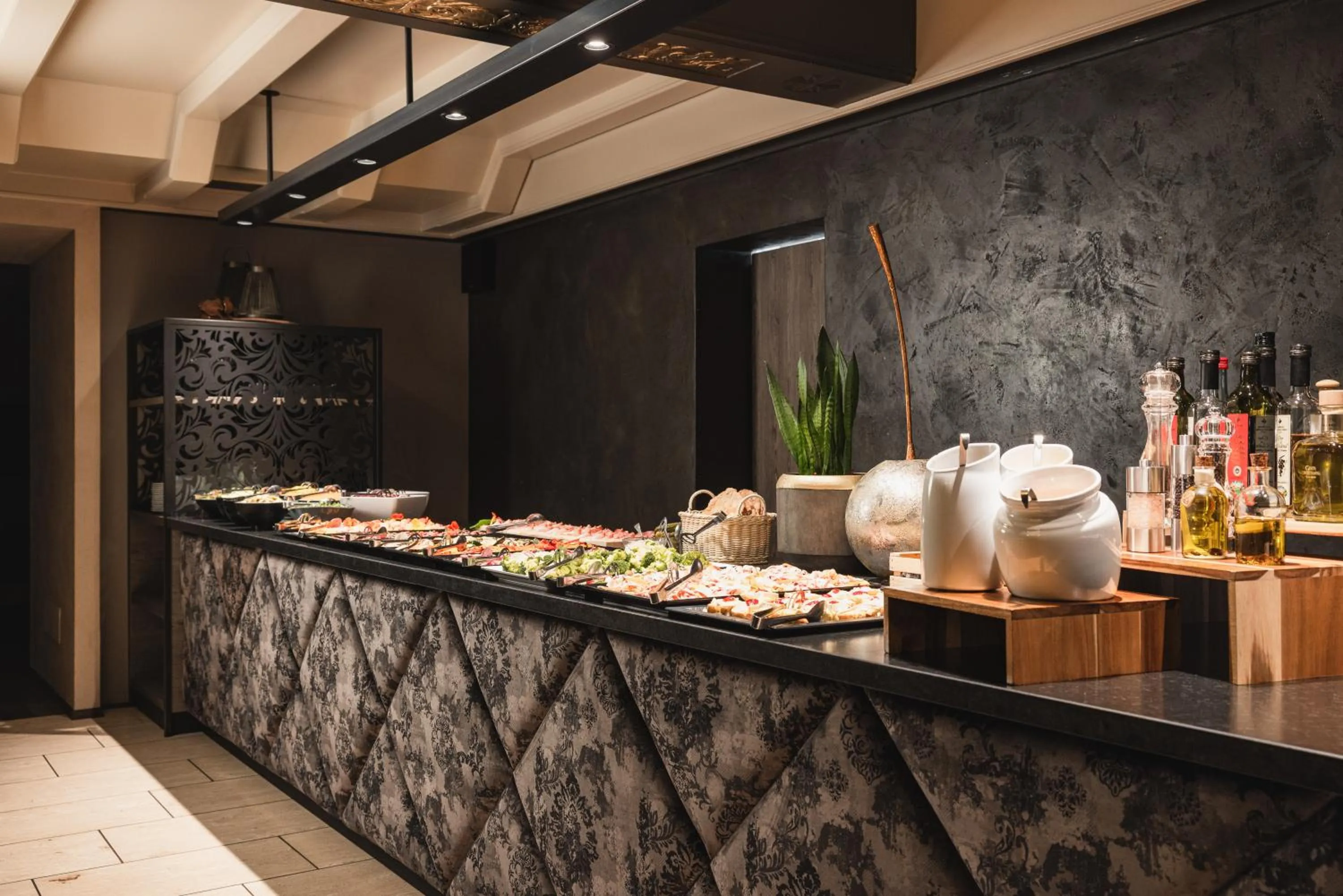 Restaurant/places to eat in Das Mondschein