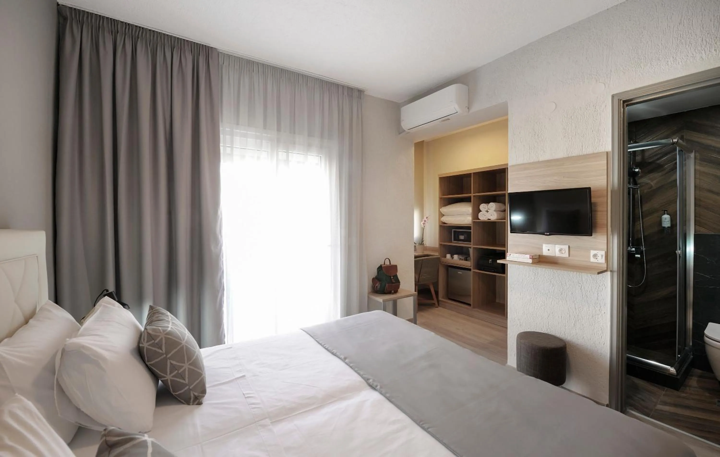 Photo of the whole room, Bed in Skianthion