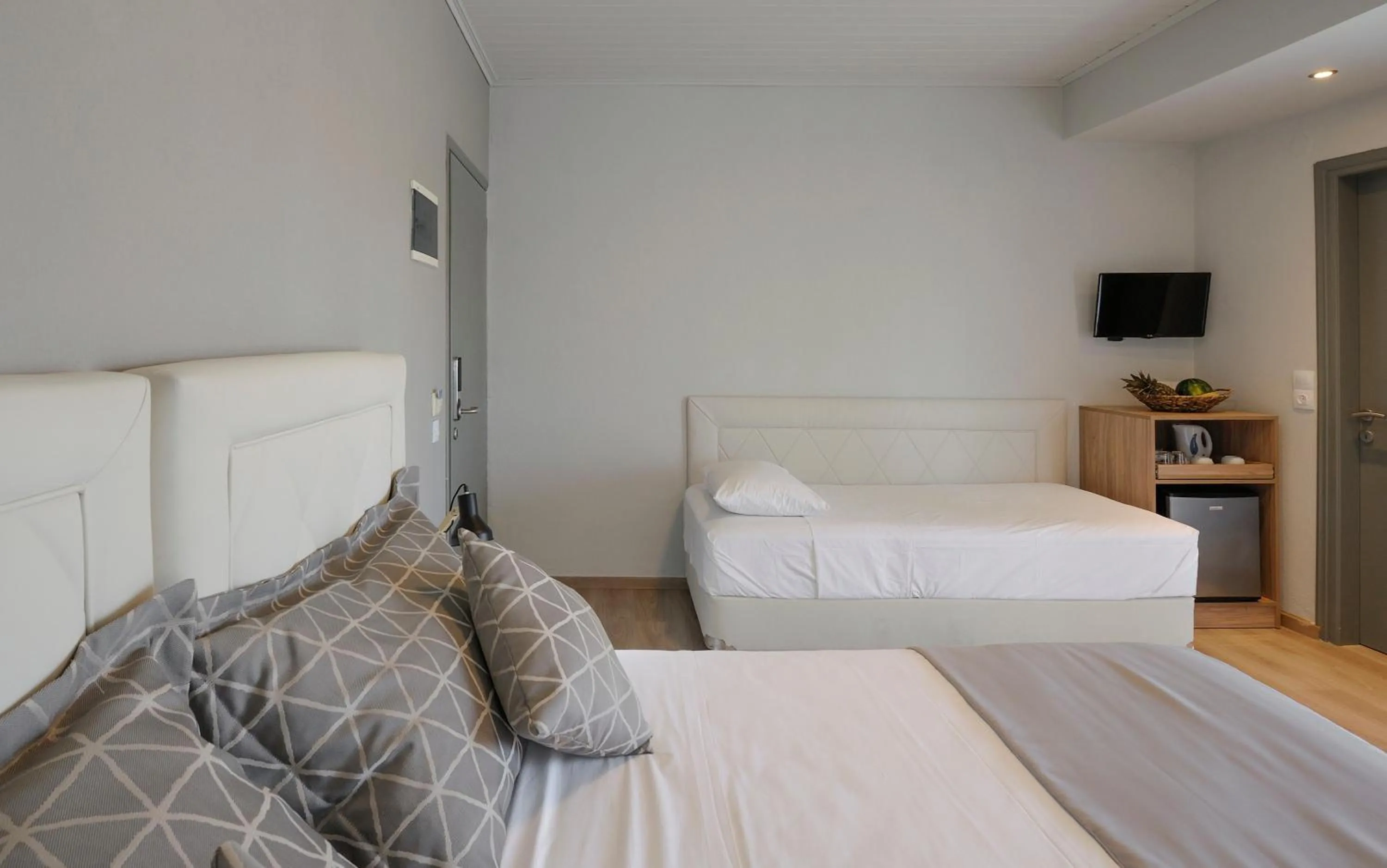 Photo of the whole room, Bed in Skianthion