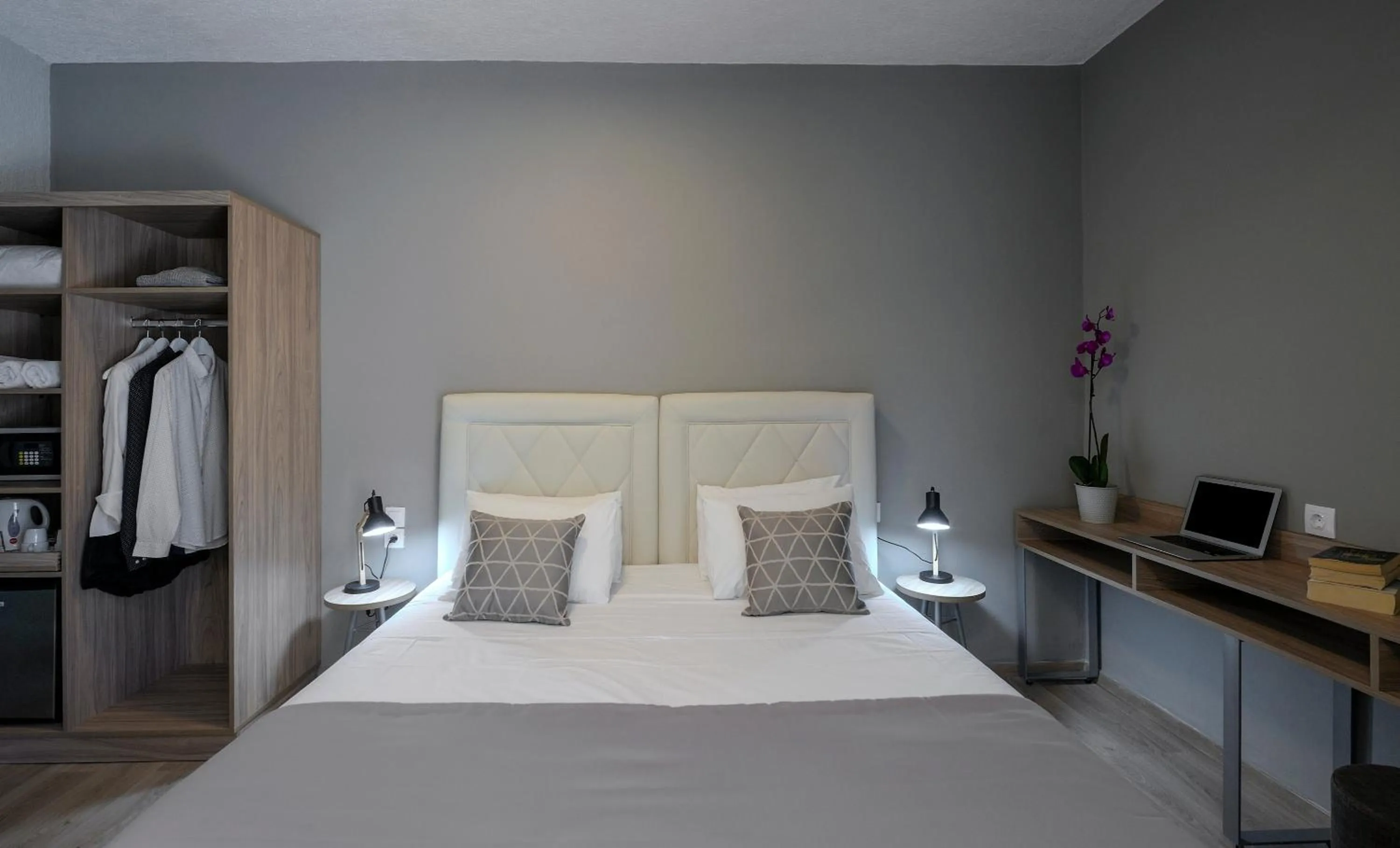 Photo of the whole room, Bed in Skianthion