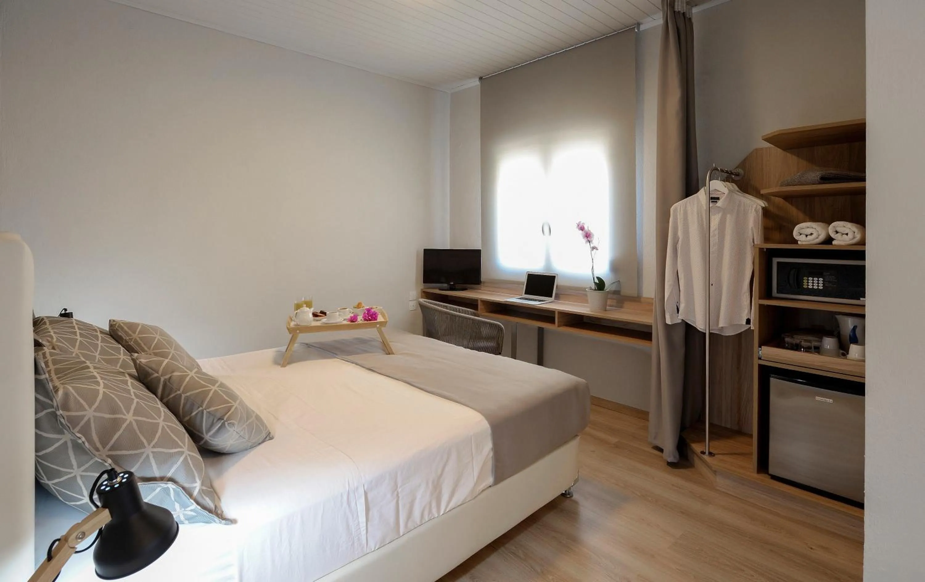 Photo of the whole room, Bed in Skianthion