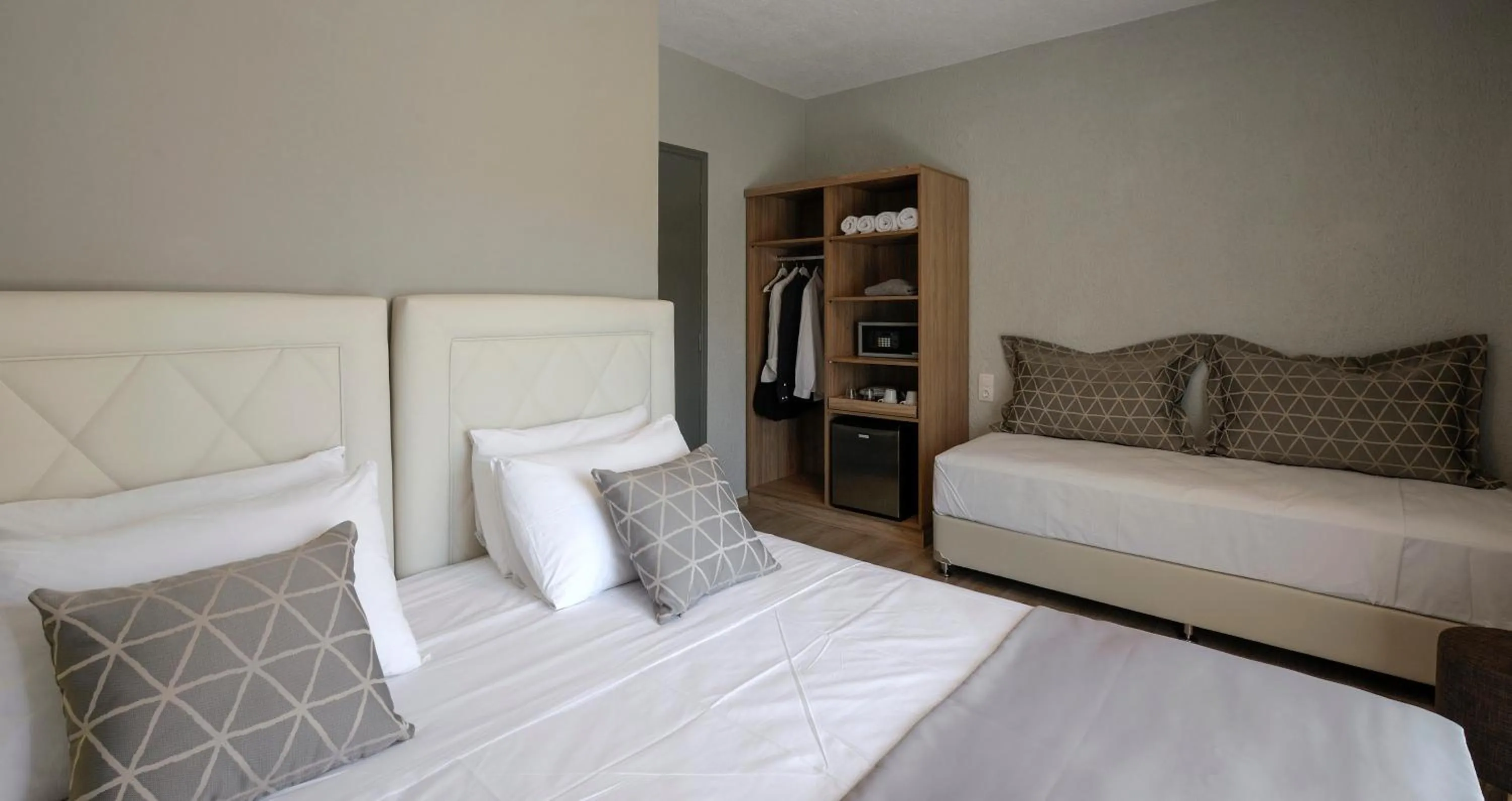 Bedroom, Bed in Skianthion