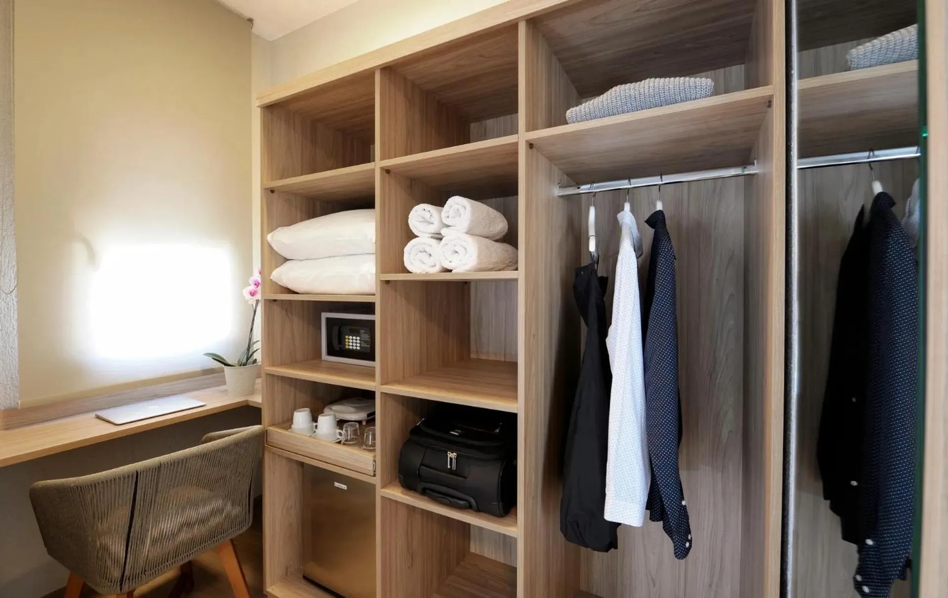 wardrobe in Skianthion