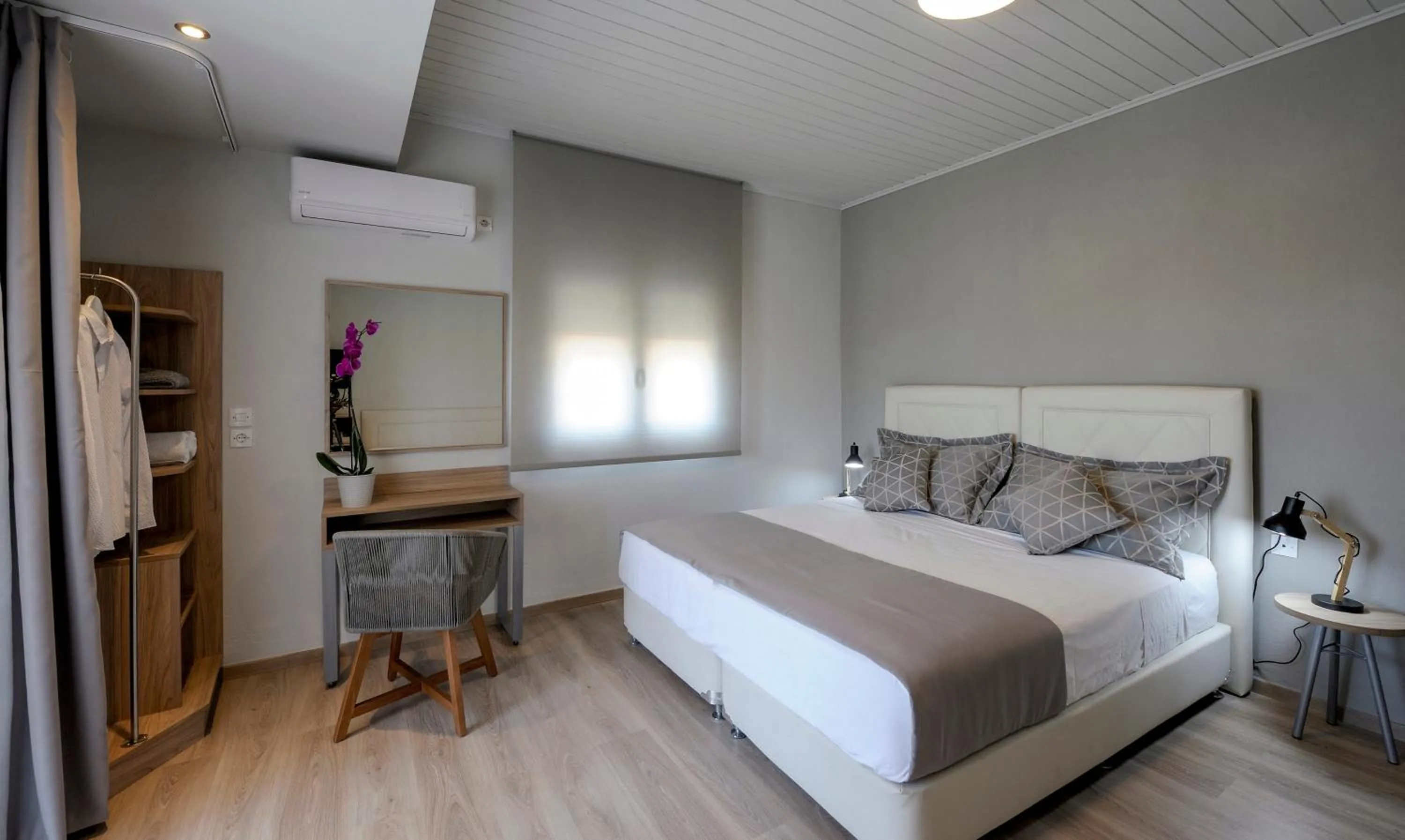 Photo of the whole room, Bed in Skianthion