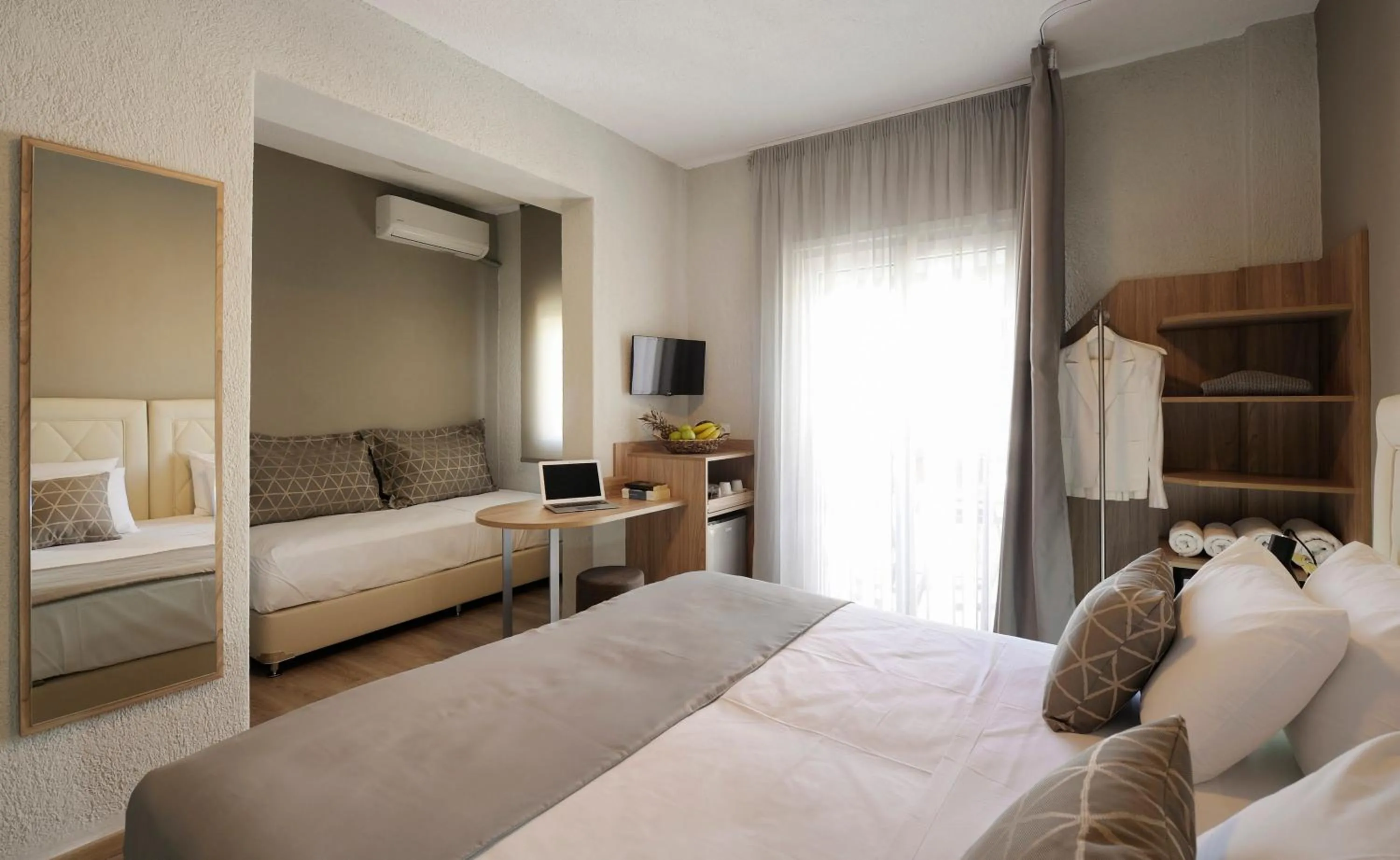 Photo of the whole room, Bed in Skianthion