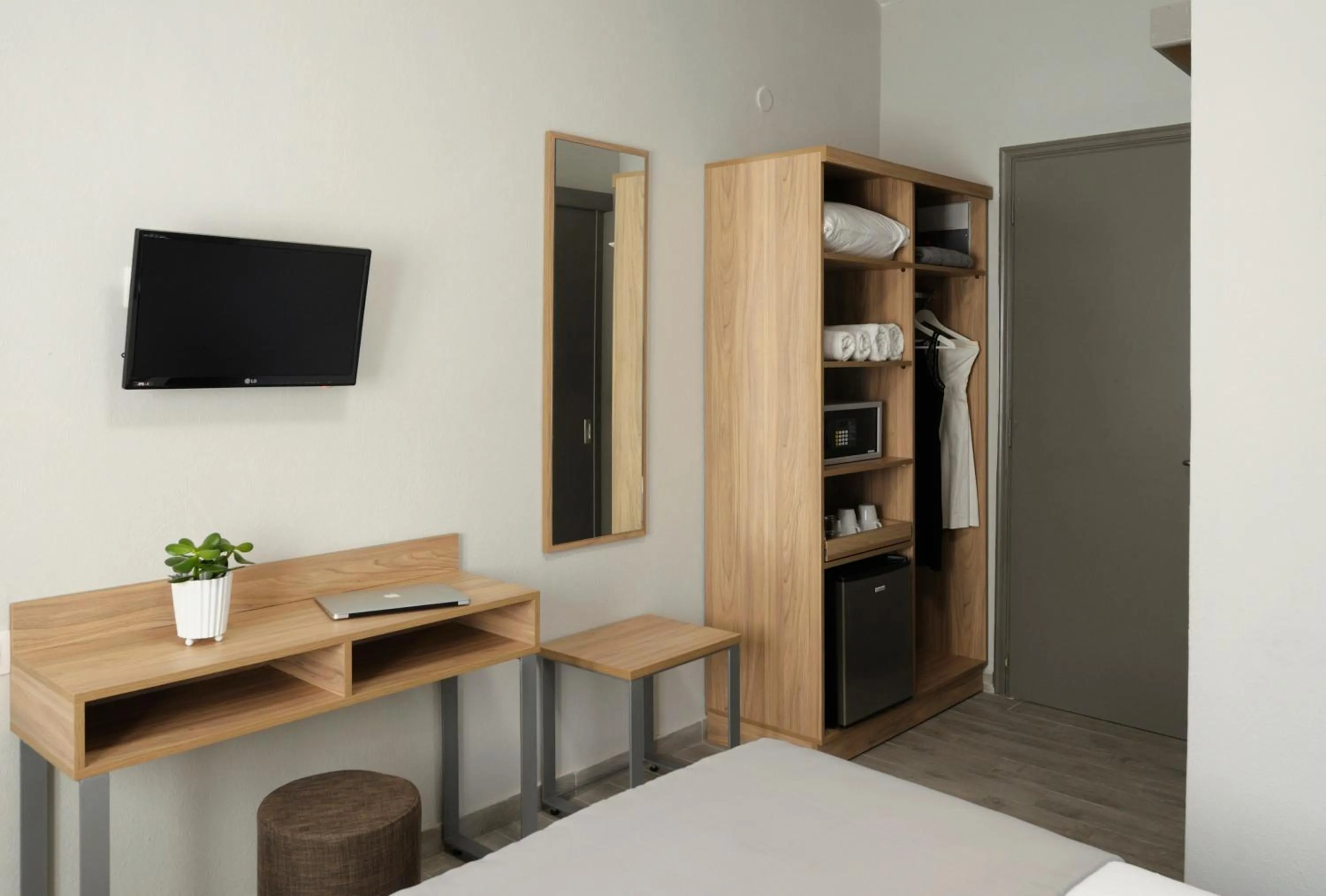 Photo of the whole room, Bed in Skianthion