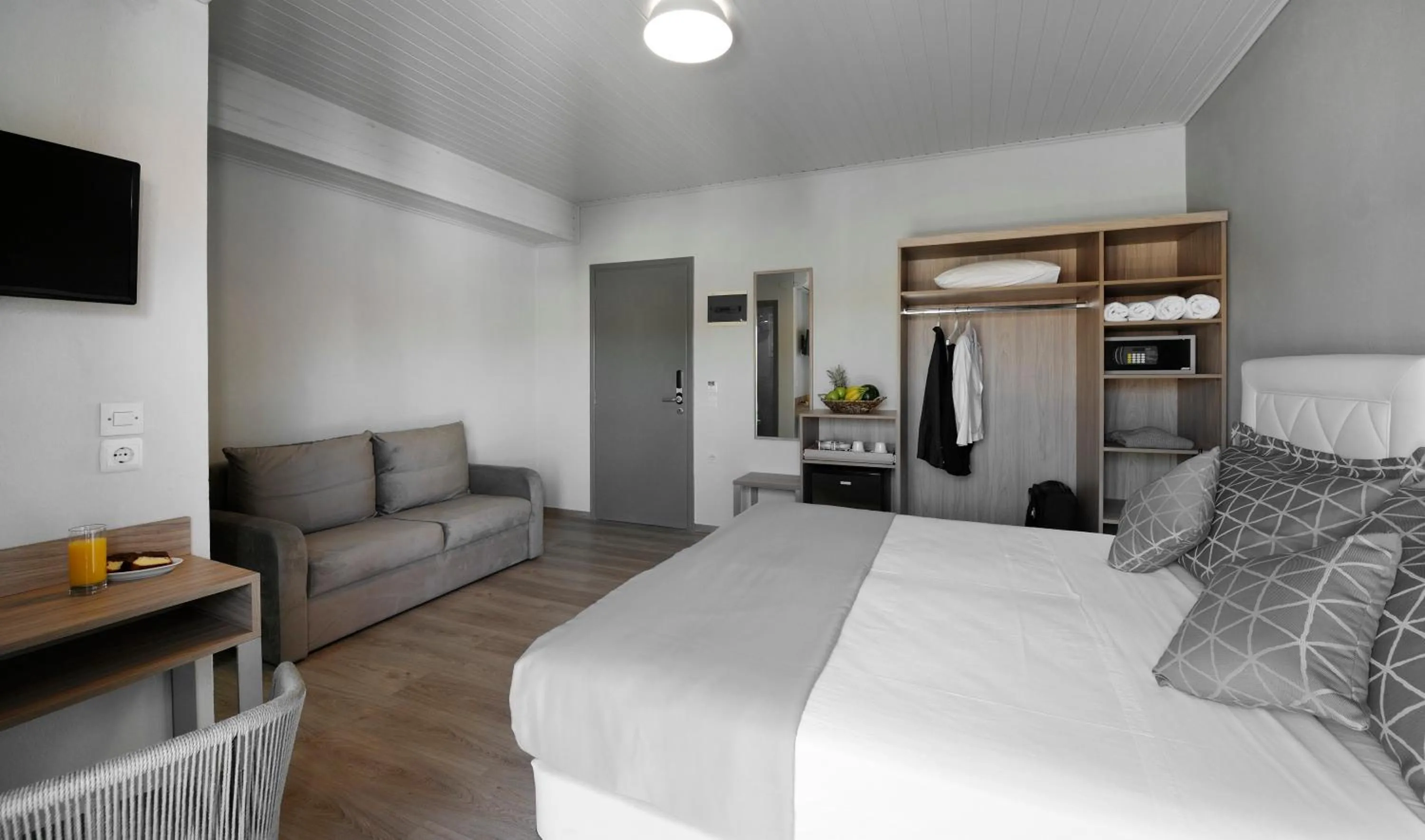 Photo of the whole room, Bed in Skianthion