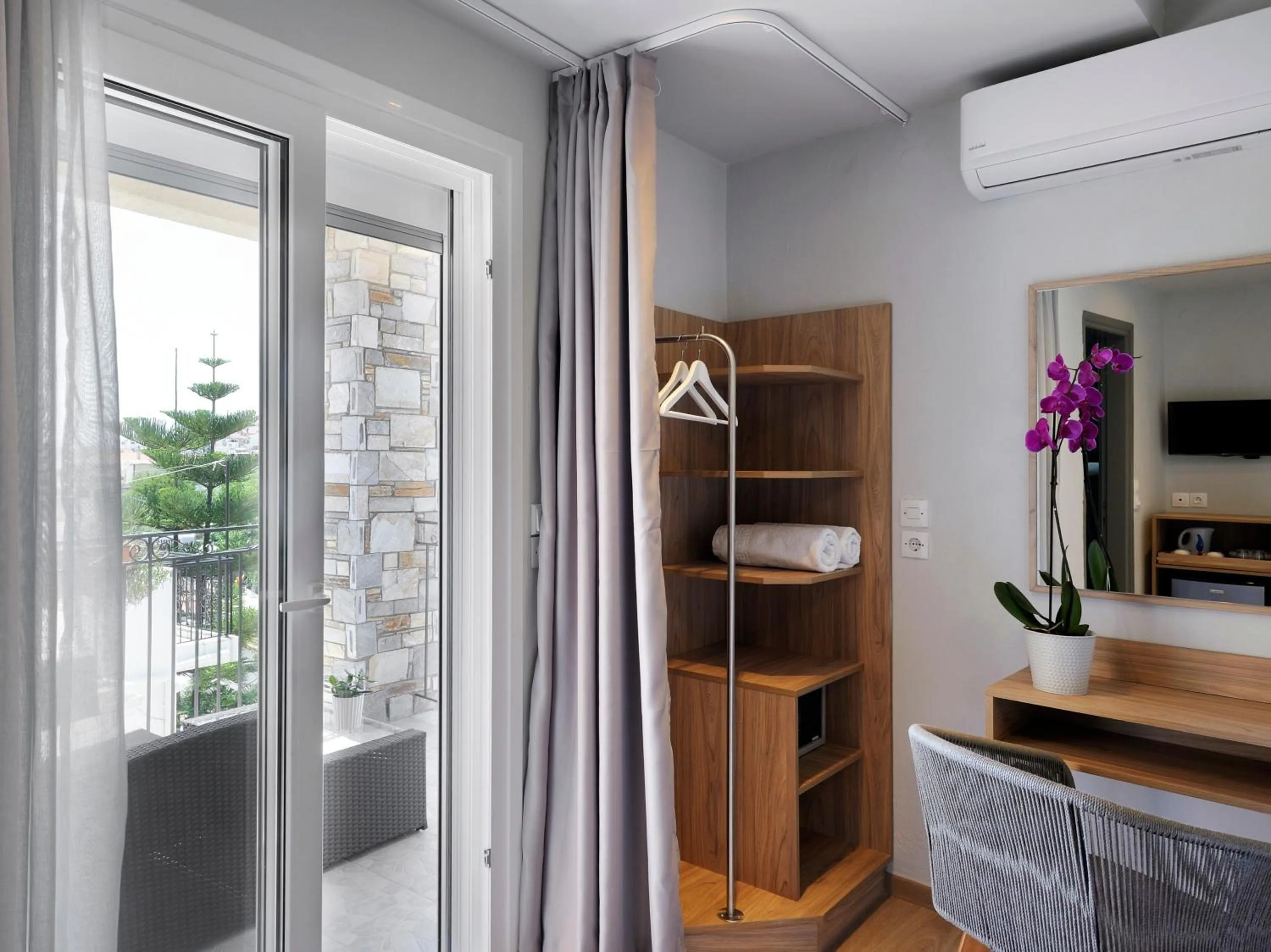 Photo of the whole room in Skianthion