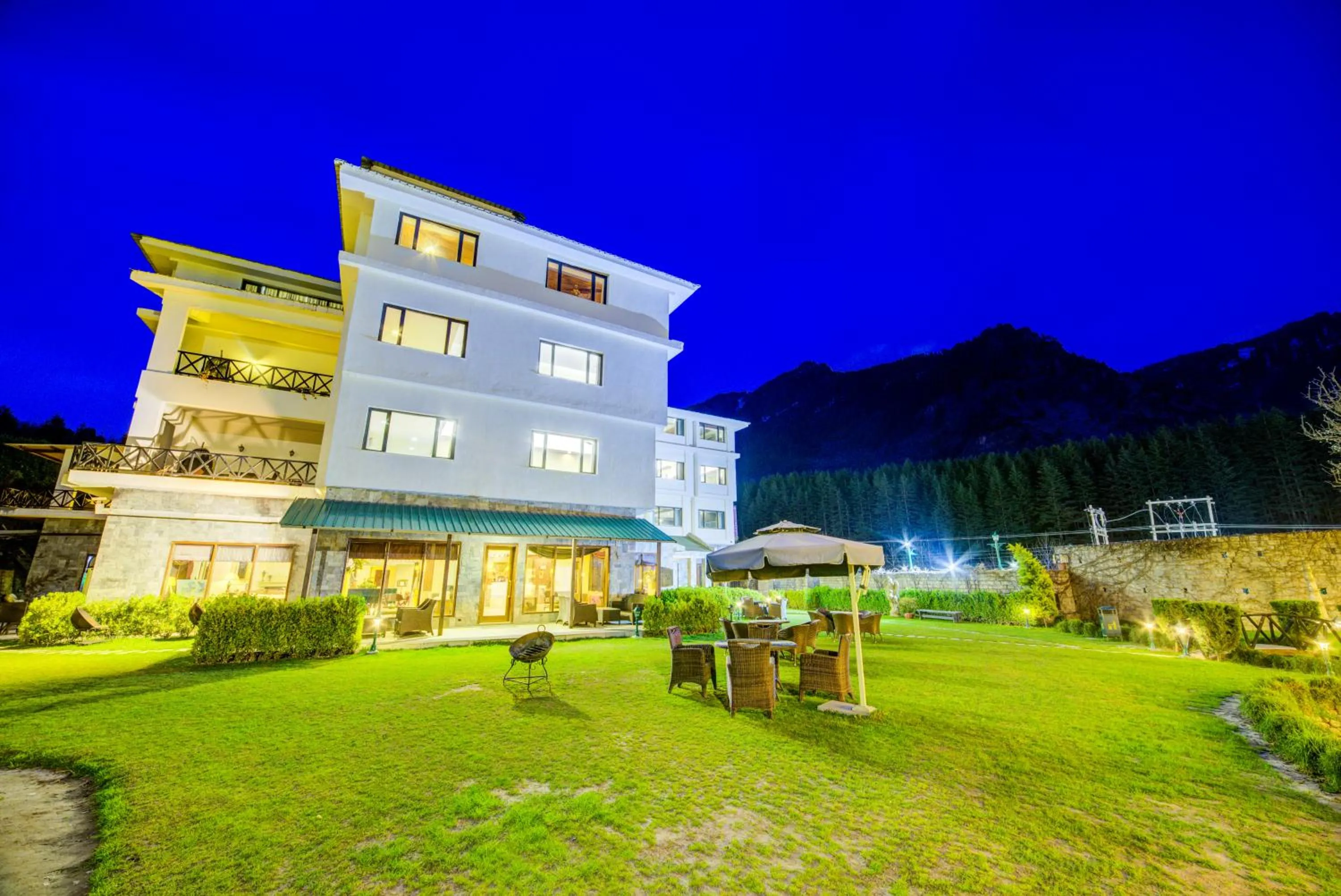 Facade/entrance in Rock Manali by Vivaan