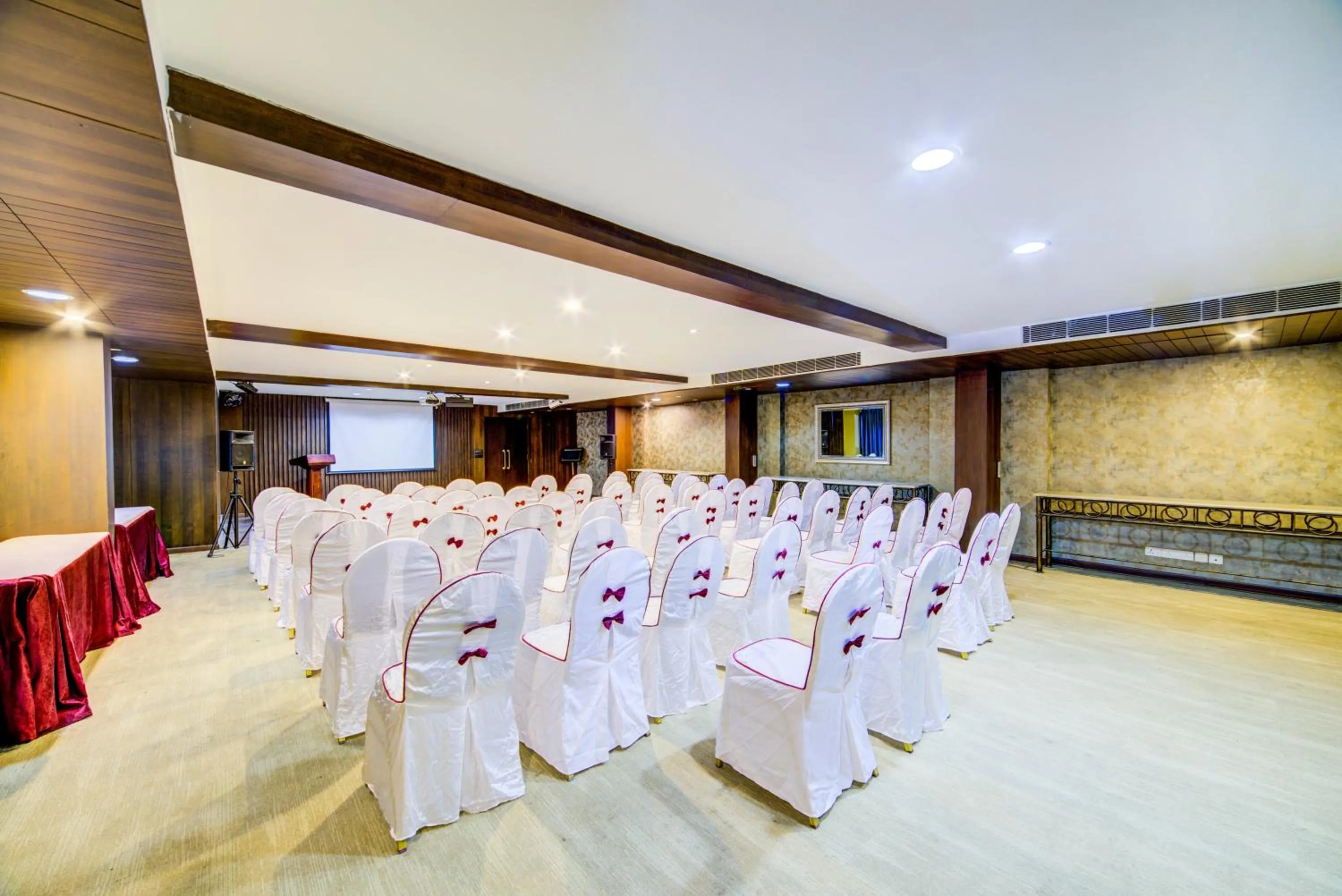 Meeting/conference room in Rock Manali by Vivaan