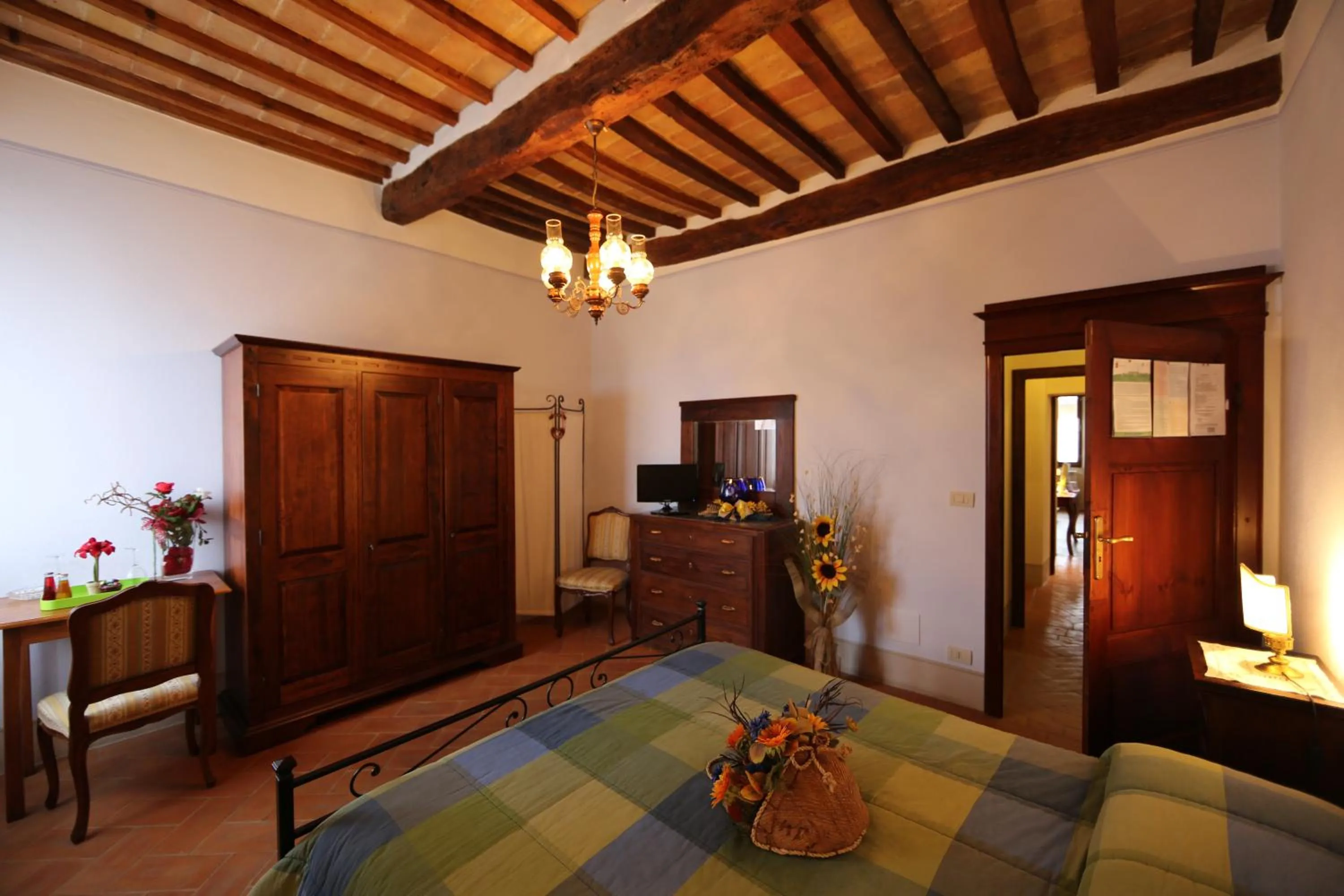 Photo of the whole room, Bed in ROSSELLINO®