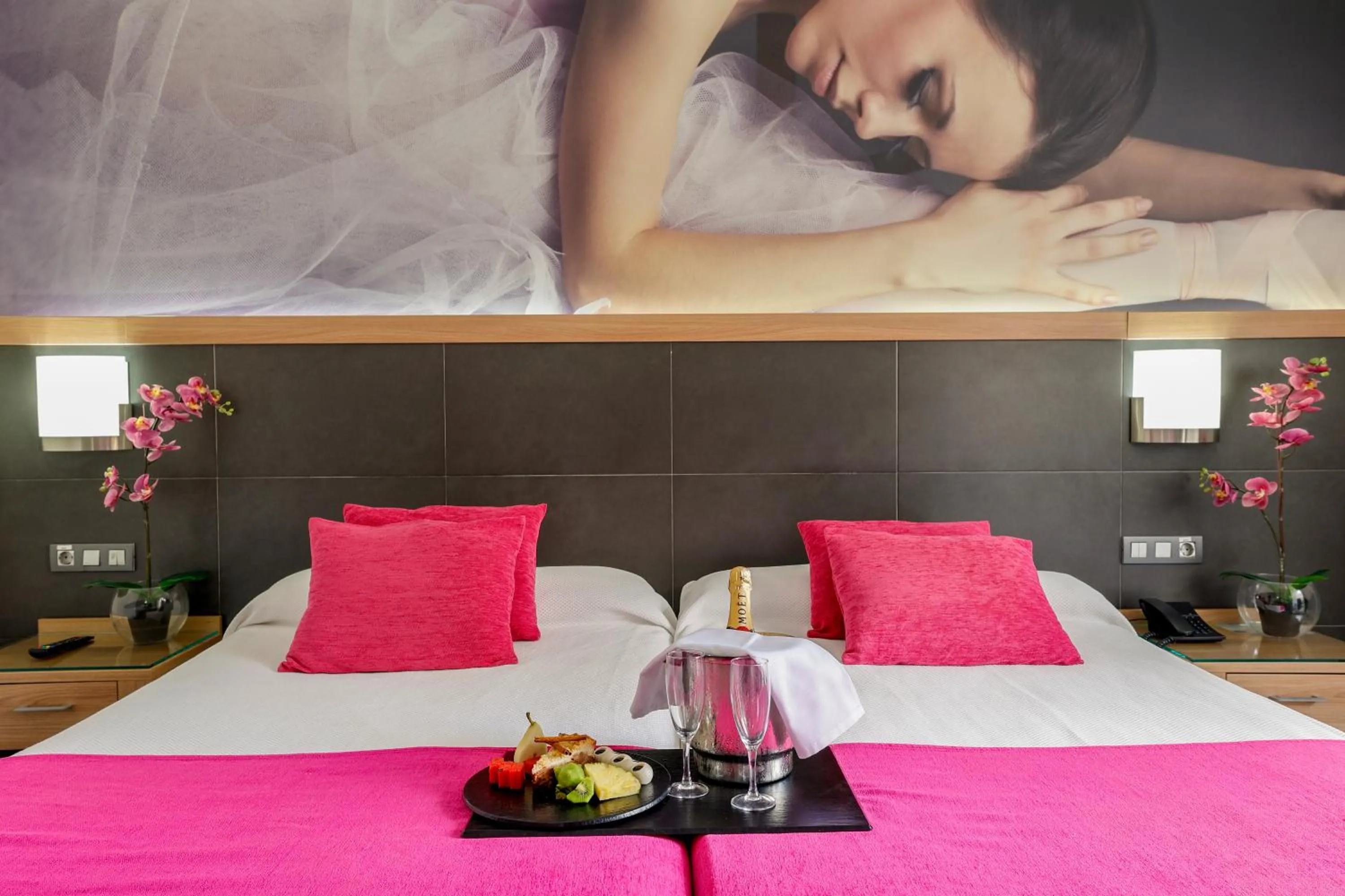 Photo of the whole room, Bed in Flash Hotel Benidorm - Recommended Adults Only 4 Sup