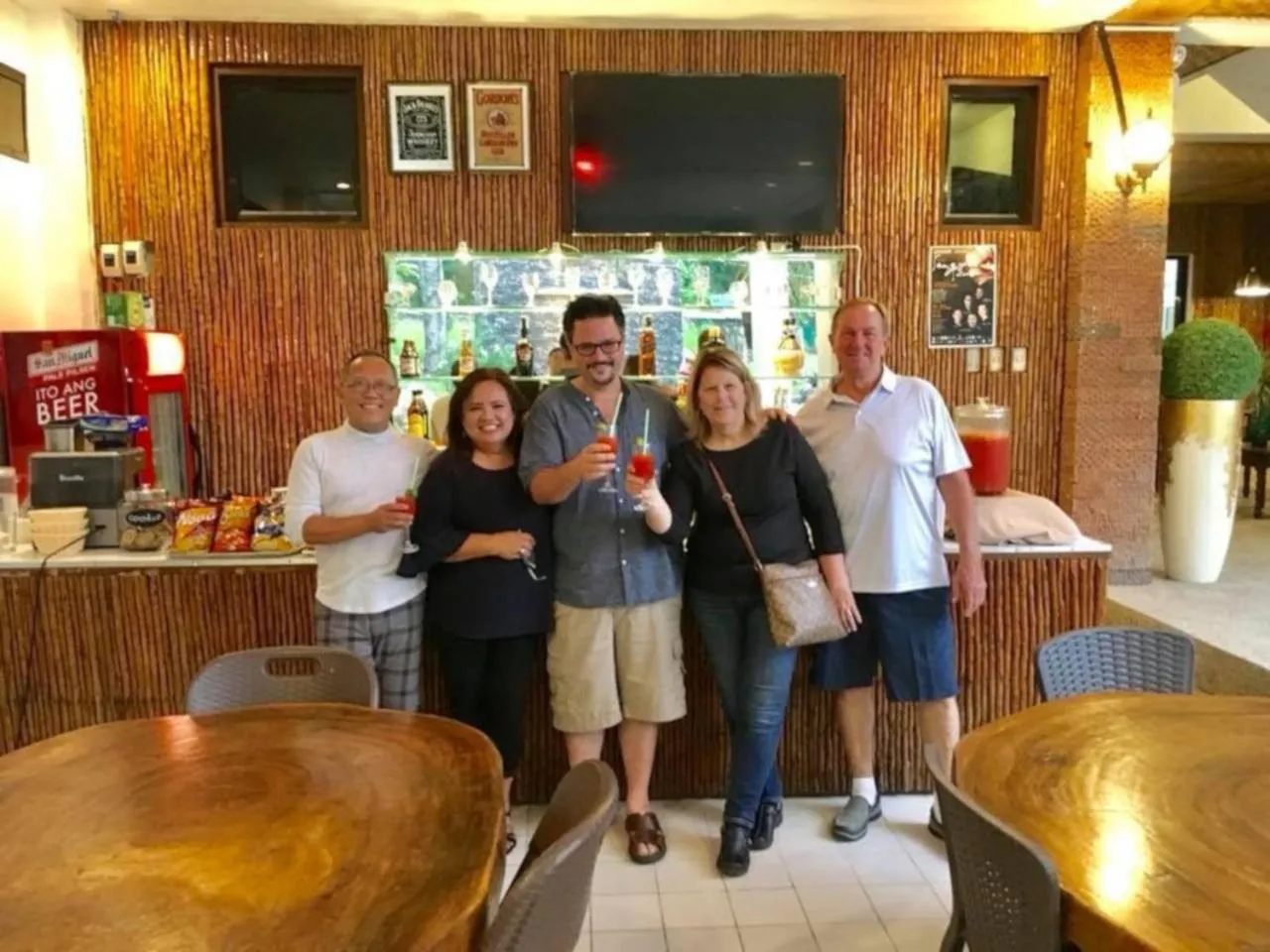 Restaurant/places to eat in 1888 Beach Resort