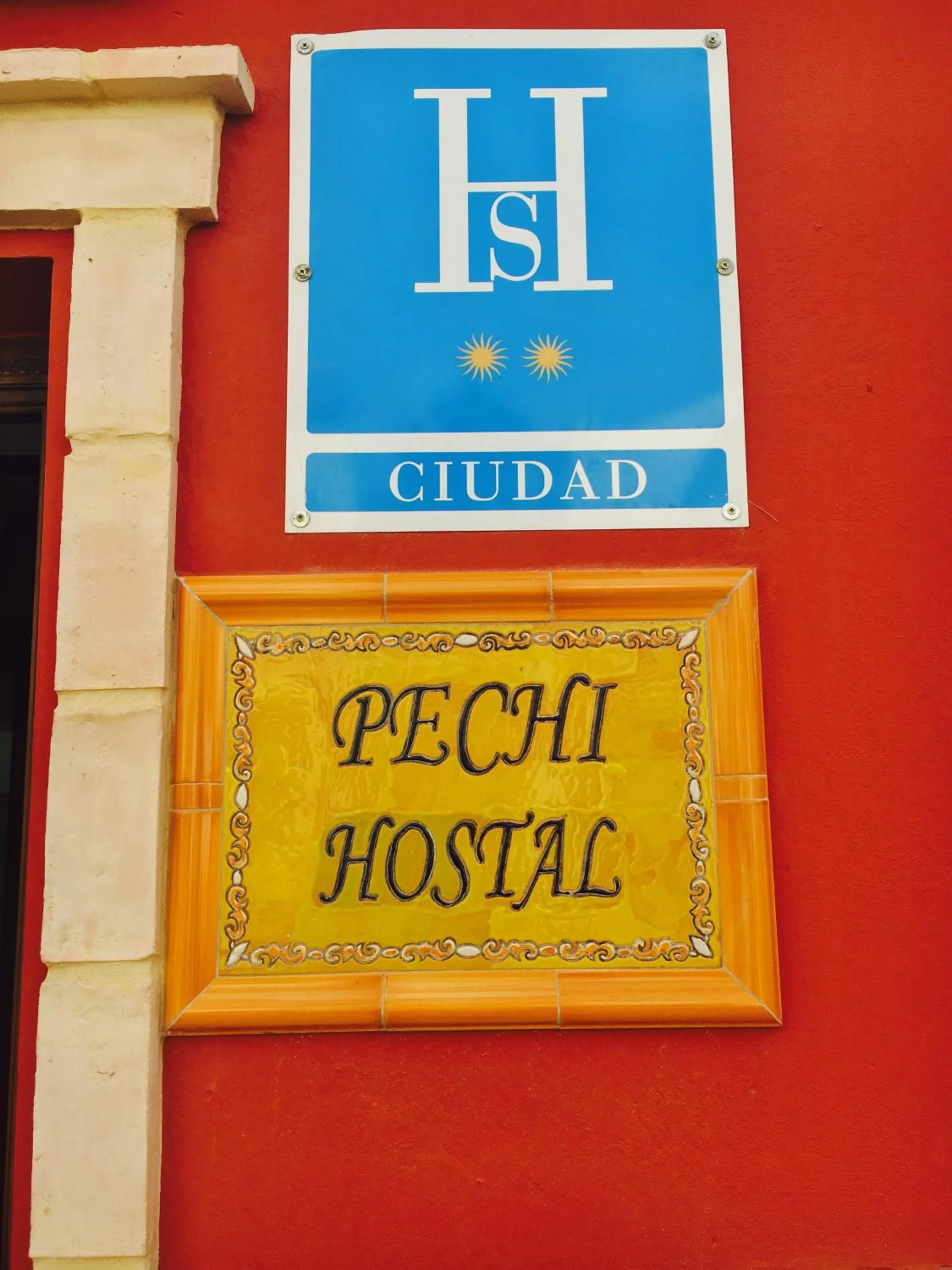 Facade/entrance in Hostal Pechi