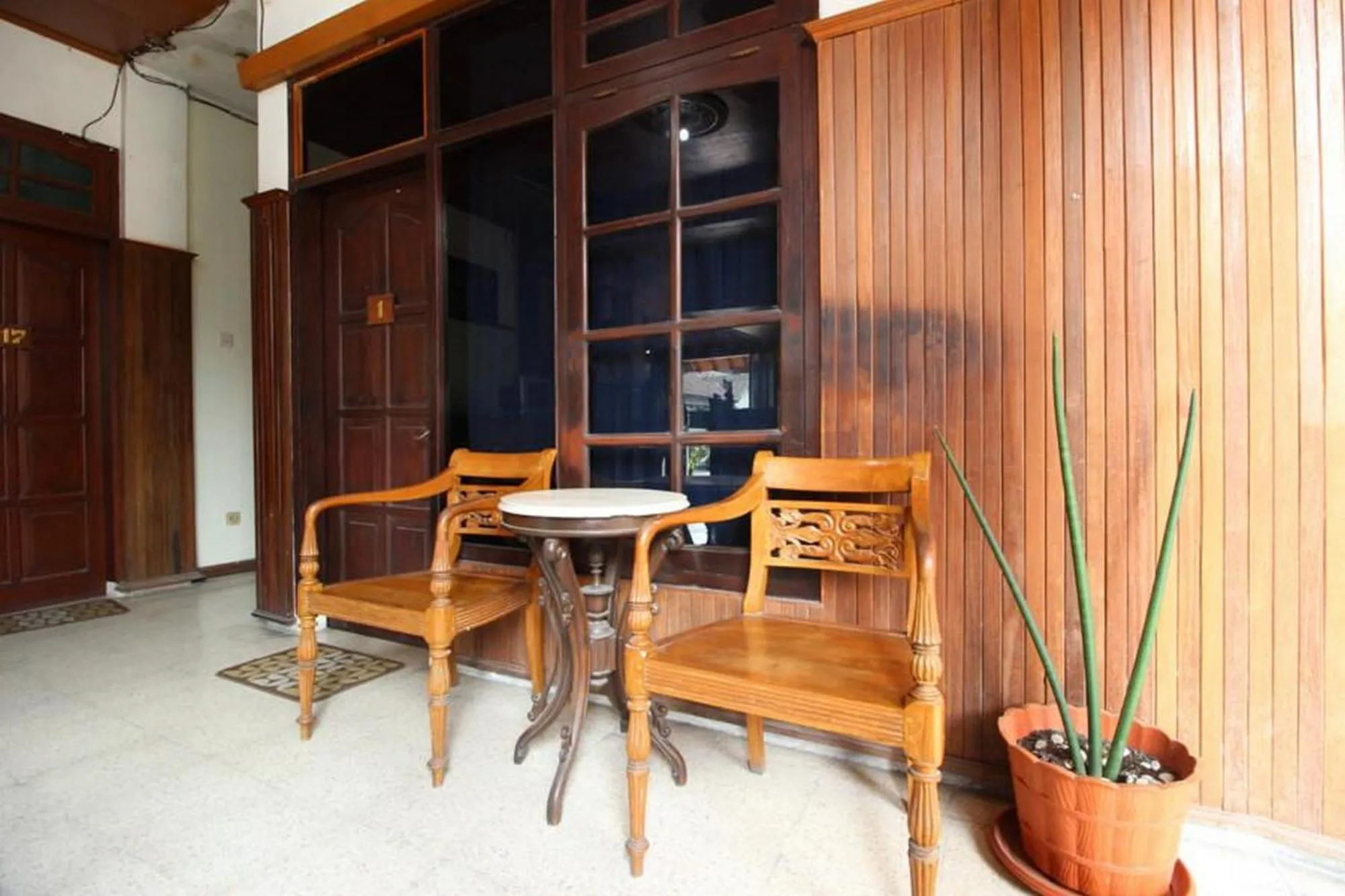 Seating area in RedDoorz @ Mantrijeron 2