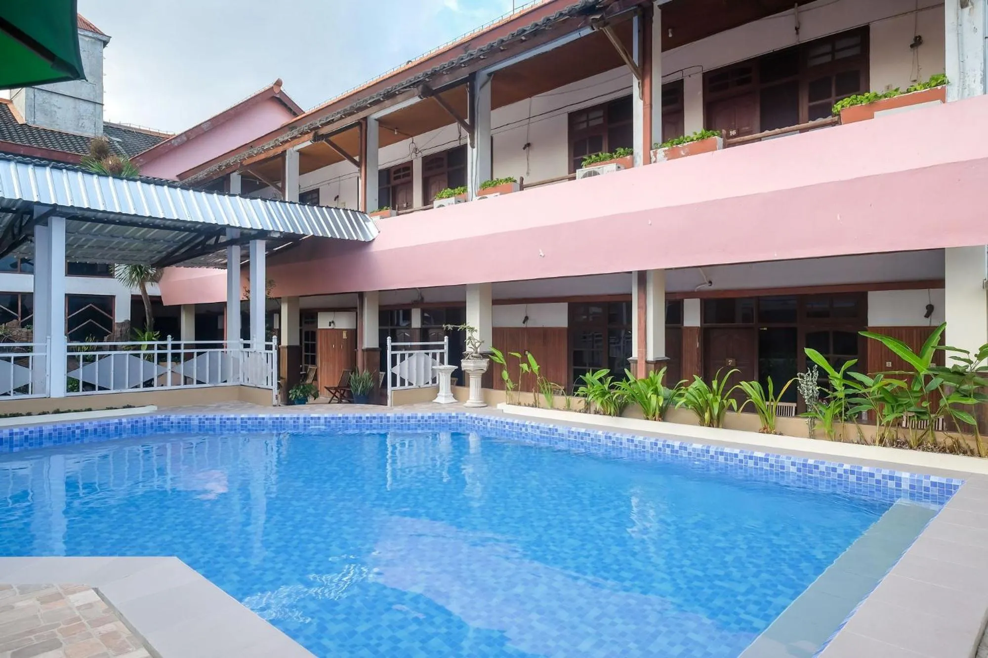 Pool view in RedDoorz @ Mantrijeron 2