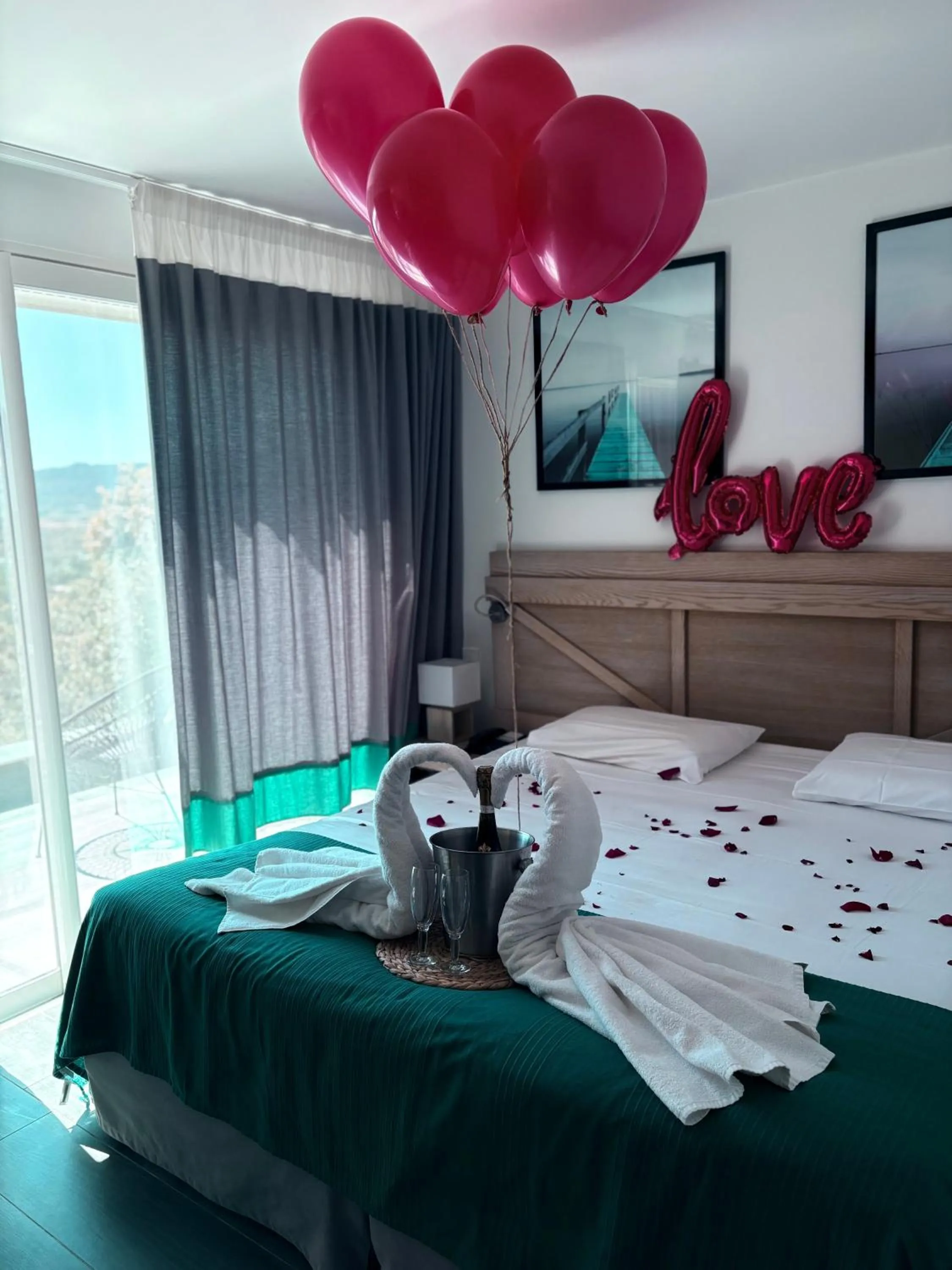 Photo of the whole room in Hotel Carre Noir