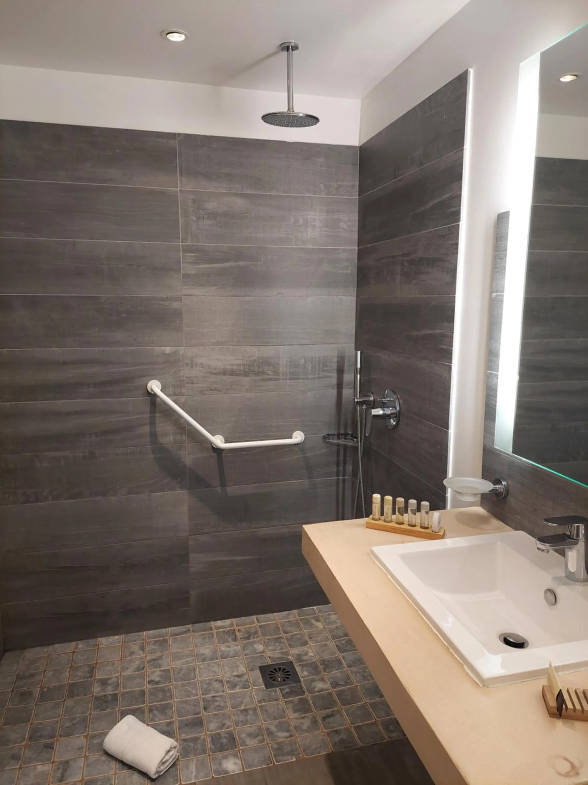 Bathroom in Hotel Carre Noir