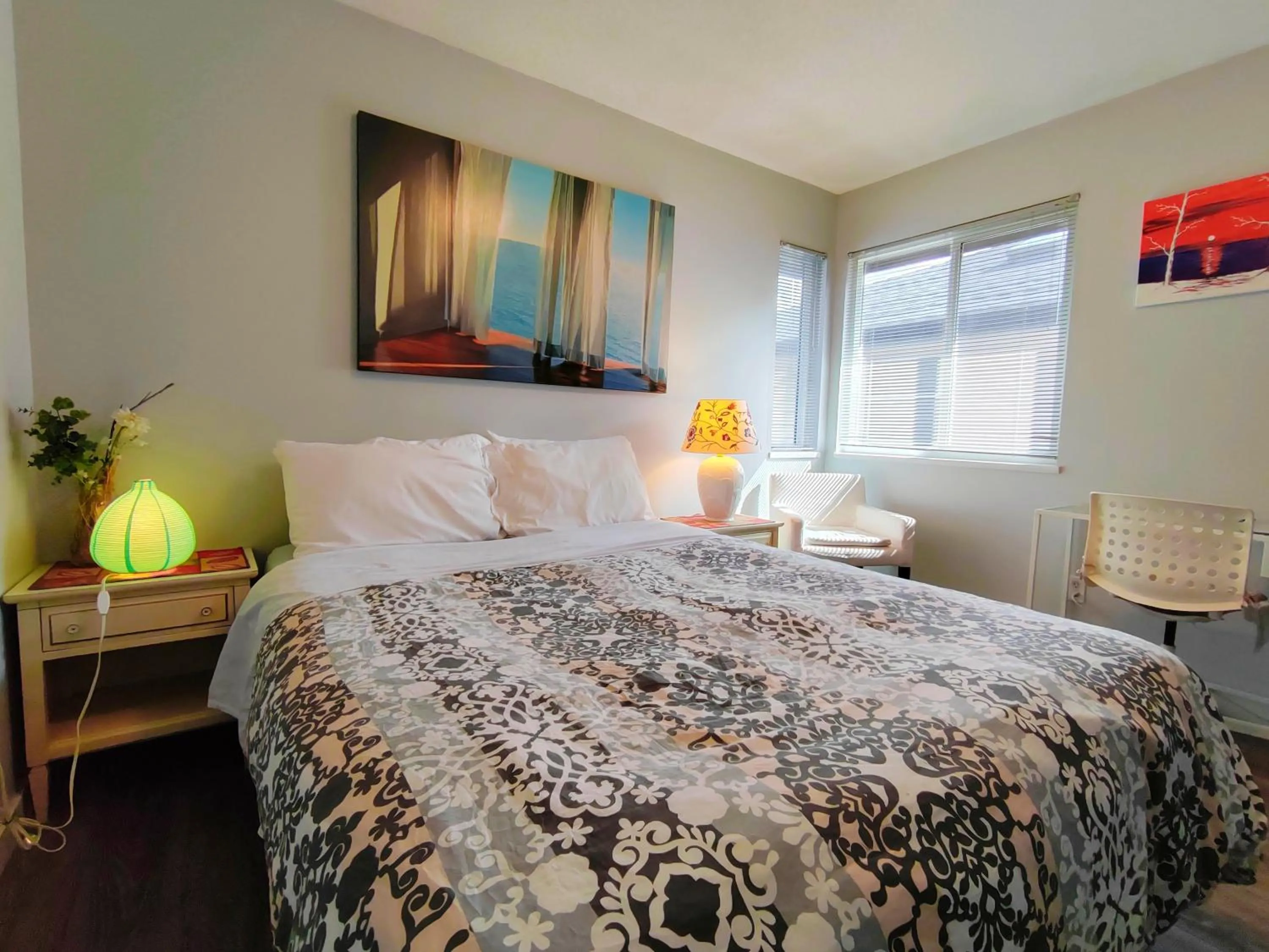 Photo of the whole room, Bed in Bed Plus YVR