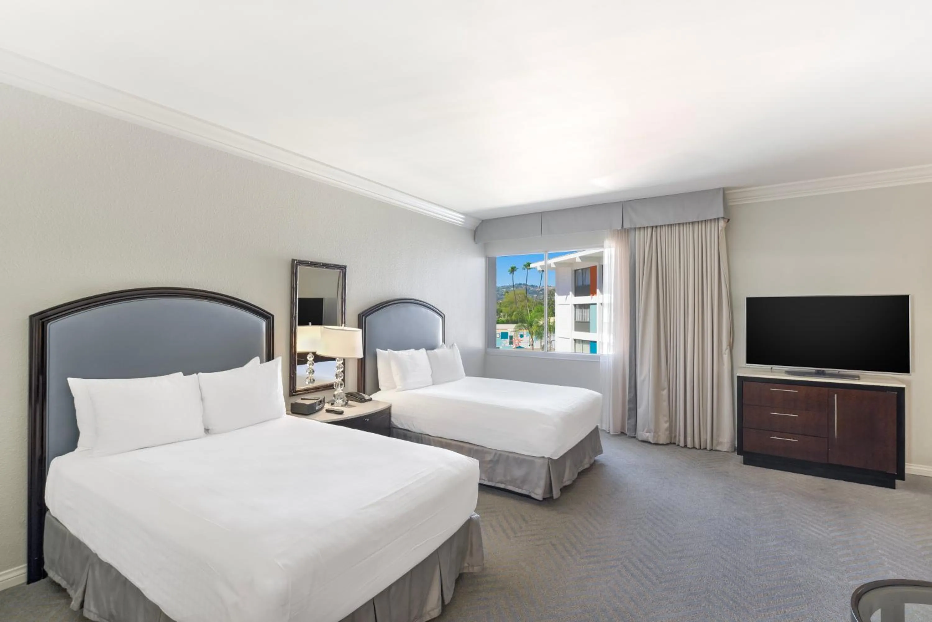 Bedroom, Bed in The Beverly Hilton